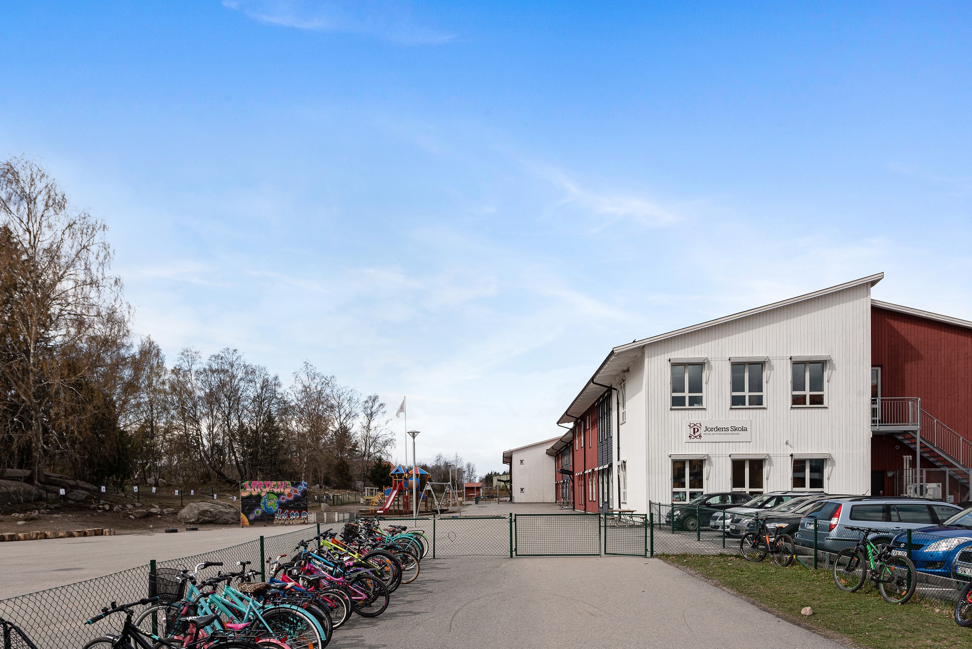 Rymlig gaveletta i Färsna med stor balkong i söderläge!