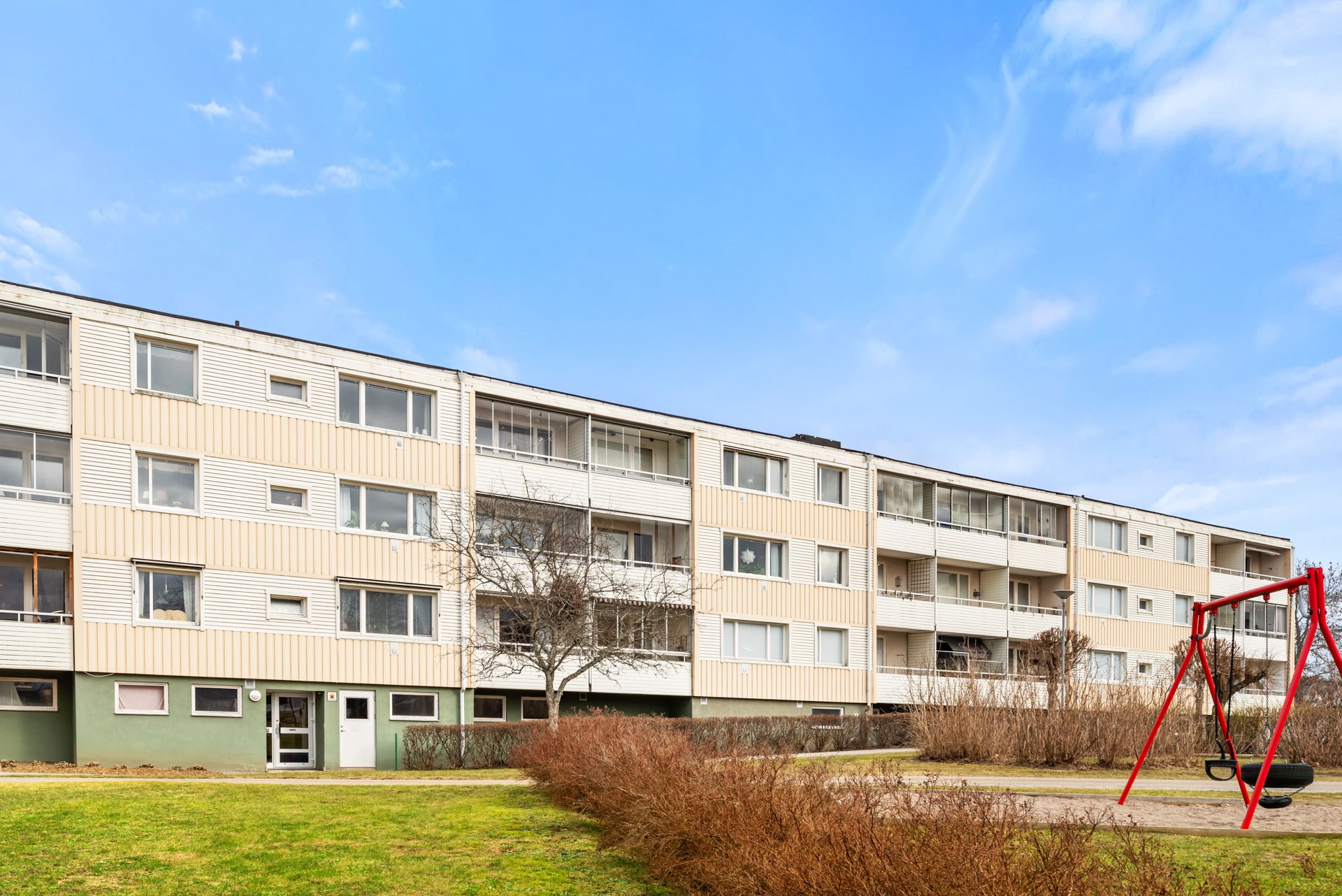 Välplanerad tvåa med inglasad balkong i soligt västerläge – högst upp i huset!