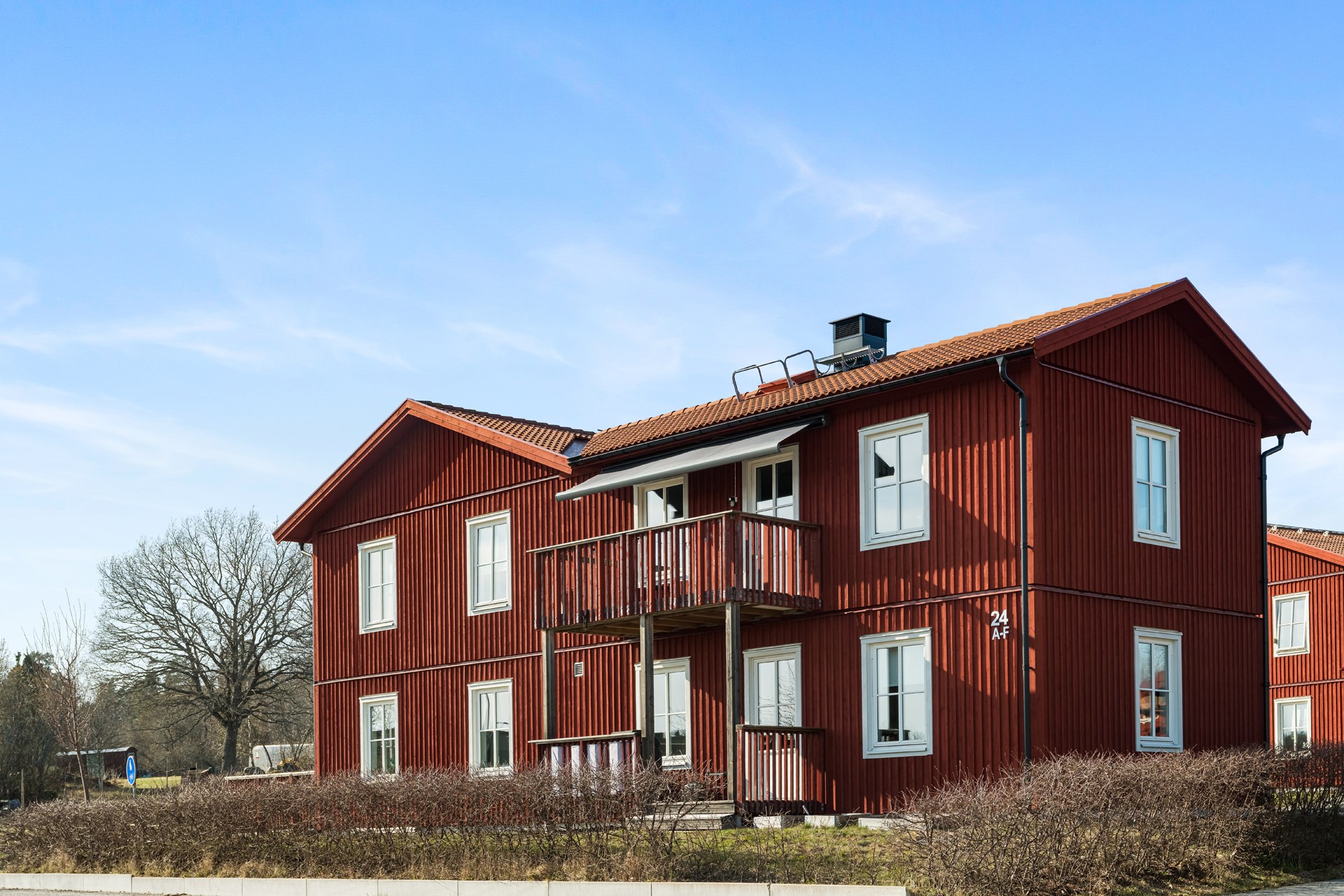 Ljus tvåa i Färsna med balkong i söder och naturen runt knuten