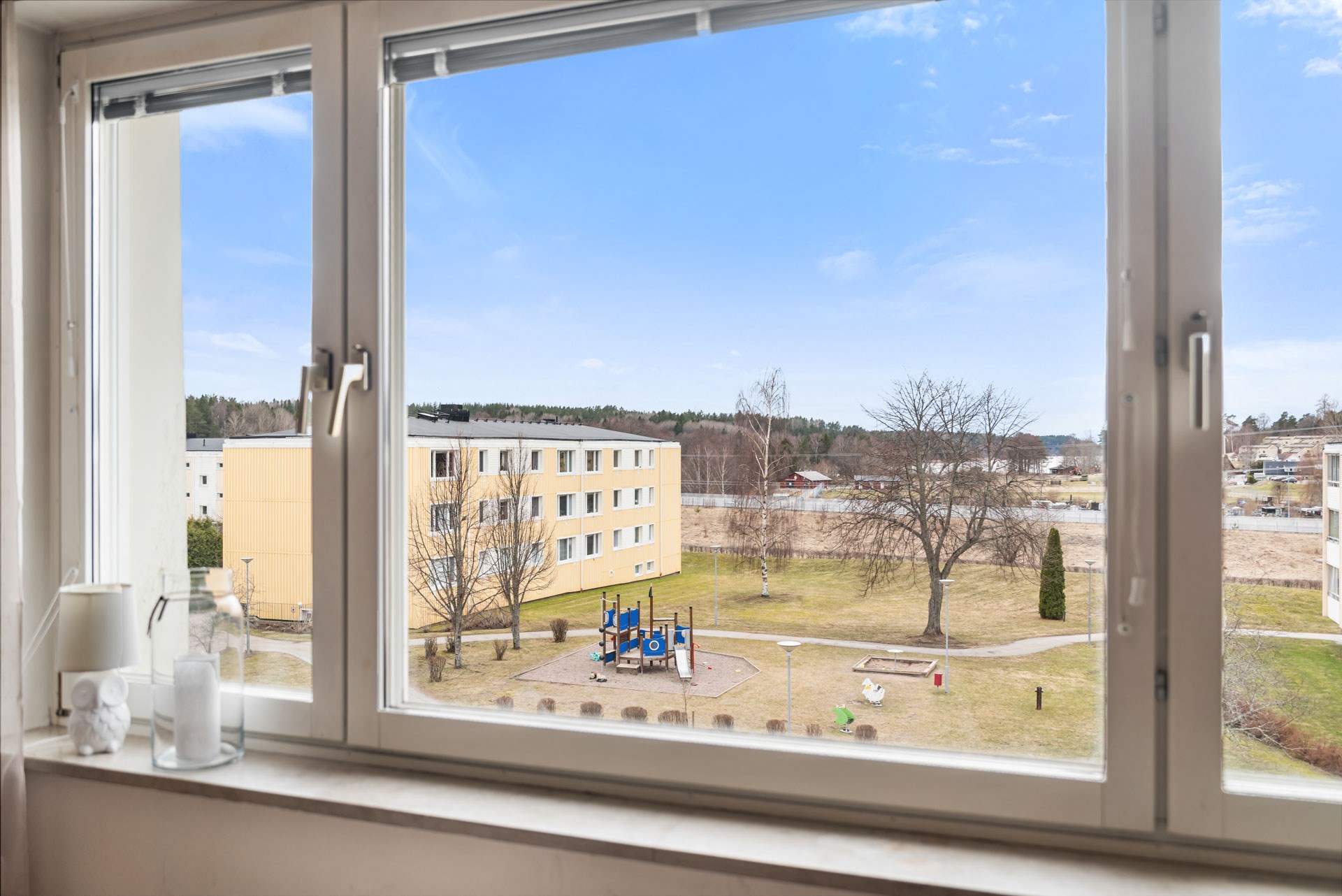 Välplanerad tvåa med inglasad balkong i soligt västerläge – högst upp i huset!