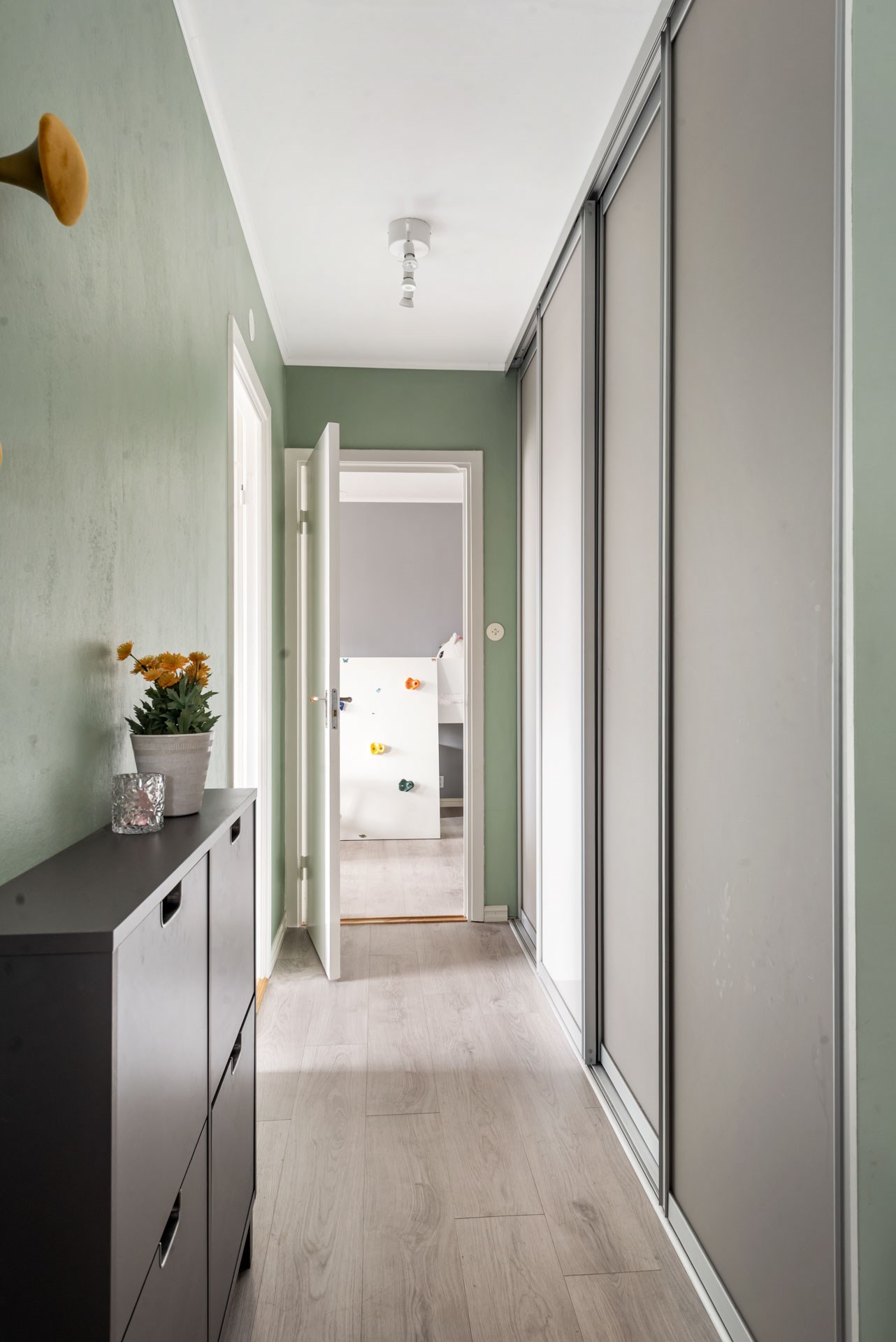 Välplanerad tvåa med inglasad balkong i soligt västerläge – högst upp i huset!