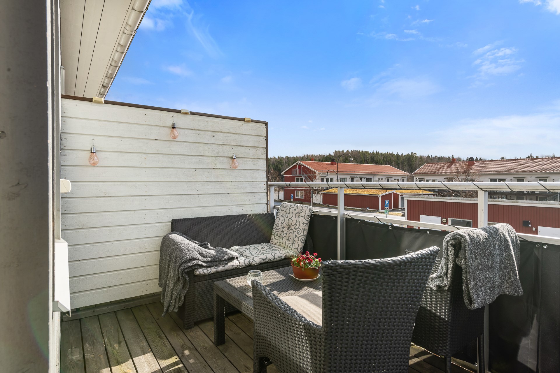 Kvadratsmart etta i naturskönt område och med bra solläge