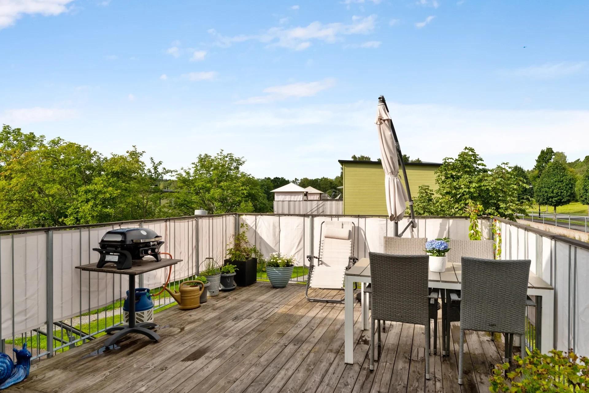 Modern fyra med högt i tak och stor terrass