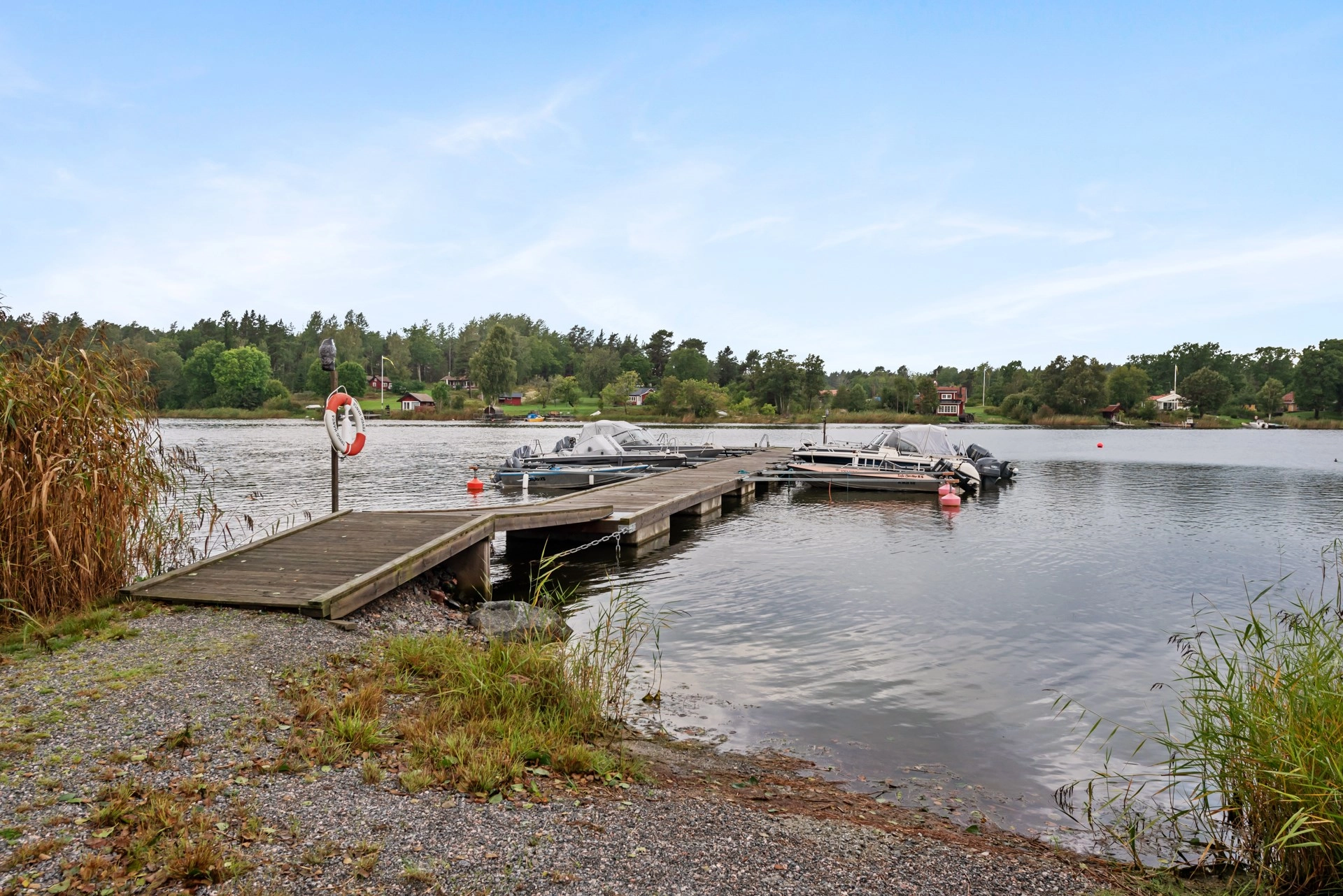 Sydvästläge med sjöutsikt och båtplats – en skärgårdsdröm på Blidö