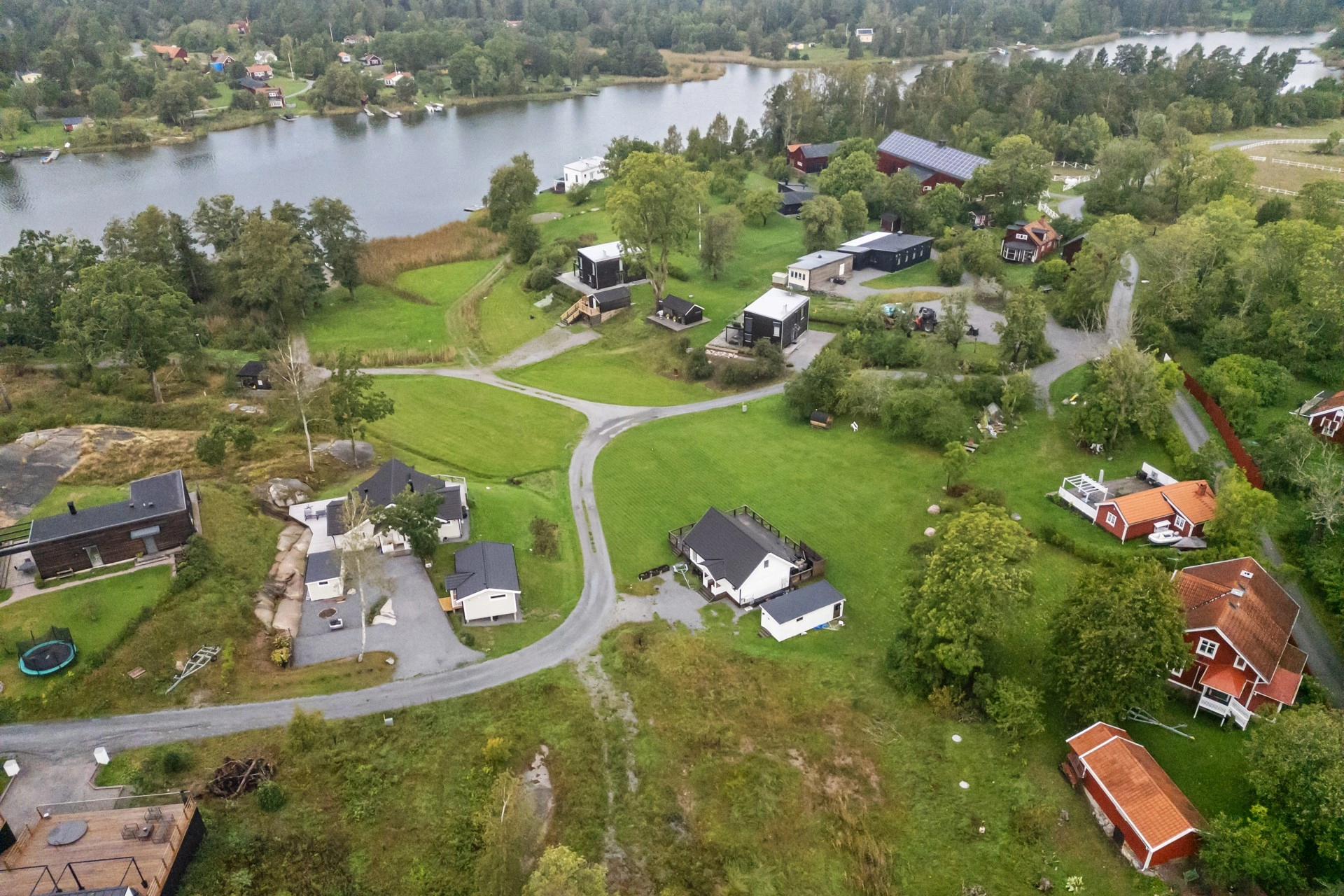 Sydvästläge med sjöutsikt och båtplats – en skärgårdsdröm på Blidö