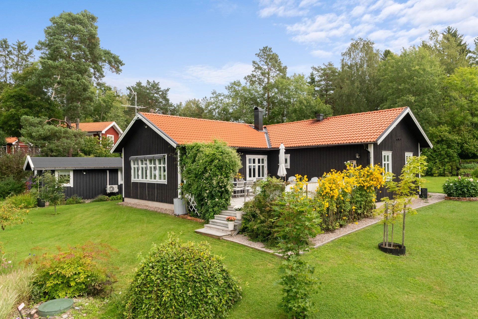 Modern 1-plansvilla med båtplats, fiber samt gott om plats för övernattande gäster!