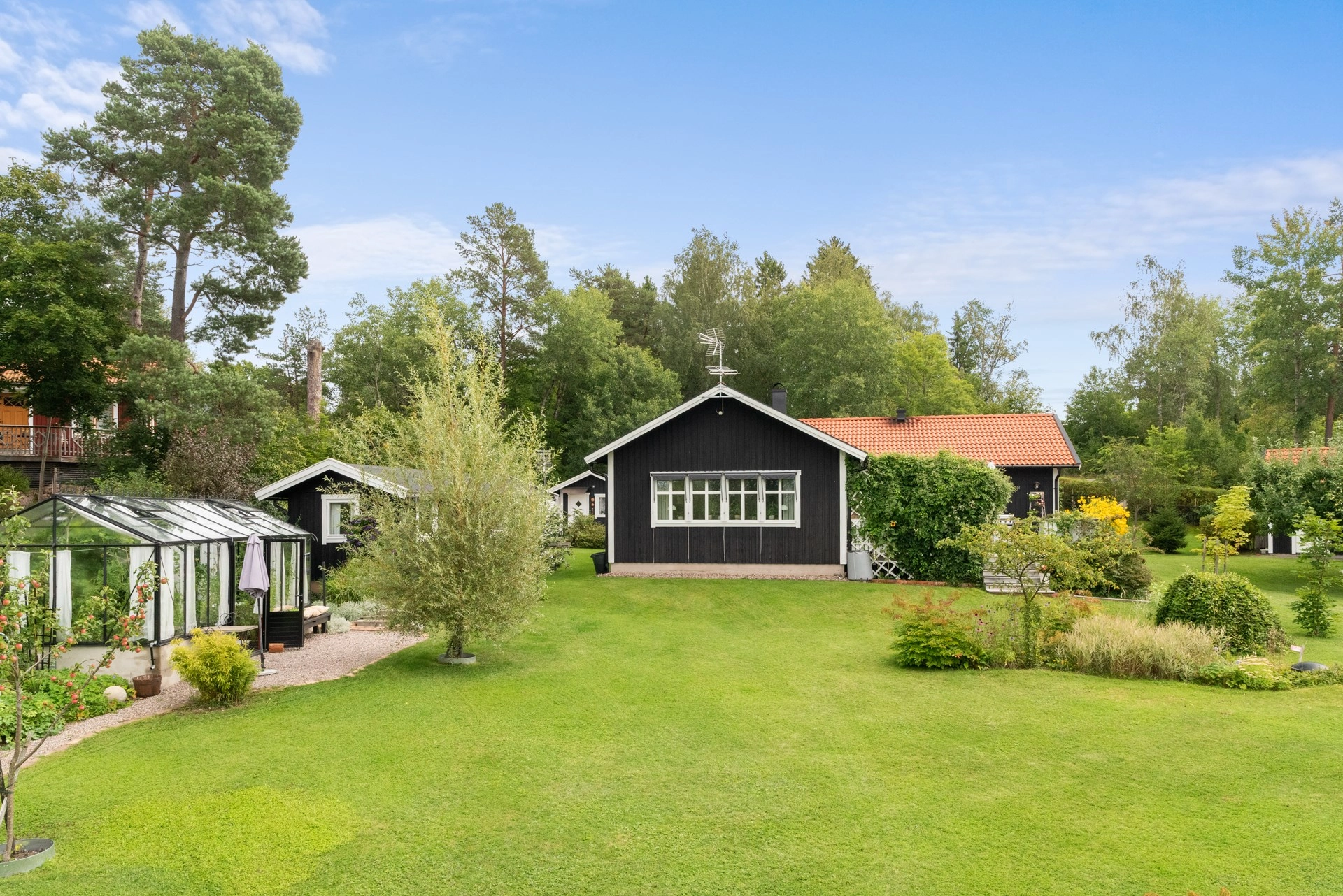 Modern 1-plansvilla med båtplats, fiber samt gott om plats för övernattande gäster!