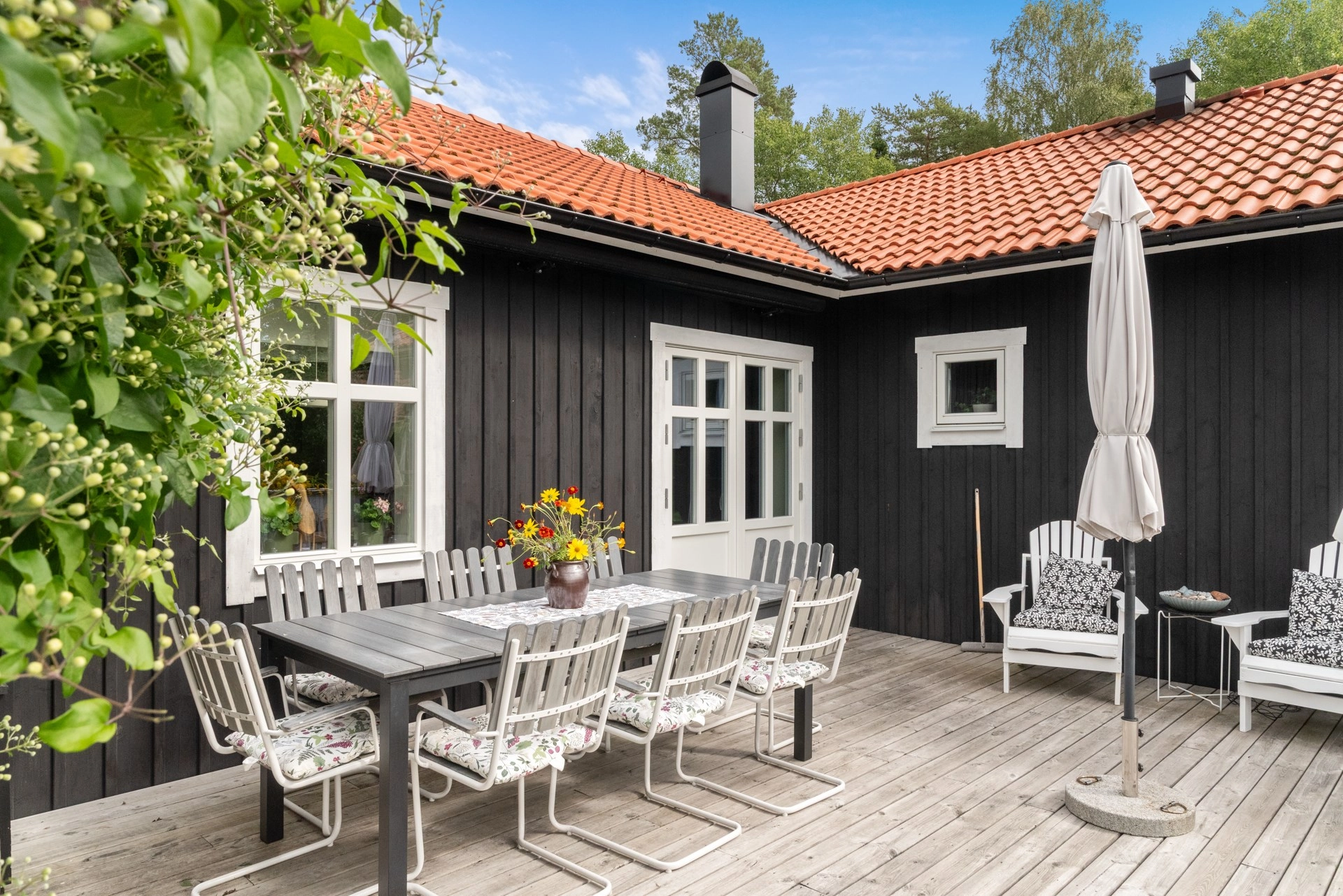 Modern 1-plansvilla med båtplats, fiber samt gott om plats för övernattande gäster!
