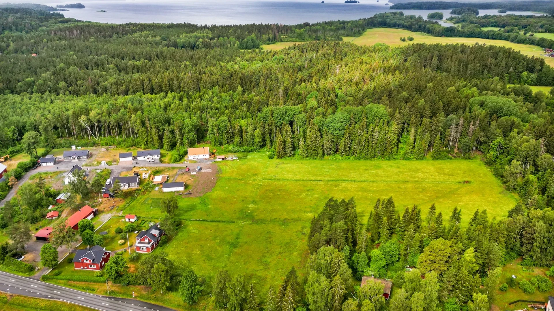 Avstyckad gård i Svanberga med flera bostadshus, ekonomibyggnader och stora möjligheter!