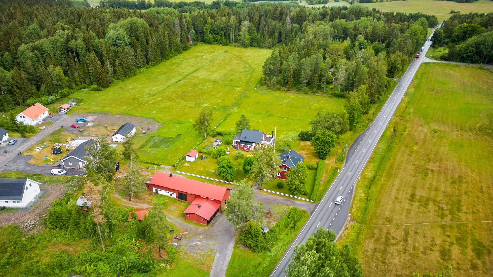 Avstyckad gård i Svanberga med flera bostadshus, ekonomibyggnader och stora möjligheter!