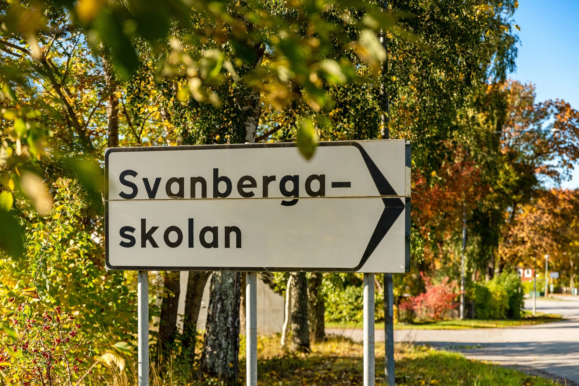 Högt beläget med fri utsikt över åkrar och skog, där stillheten möter modern bekvämlighet!