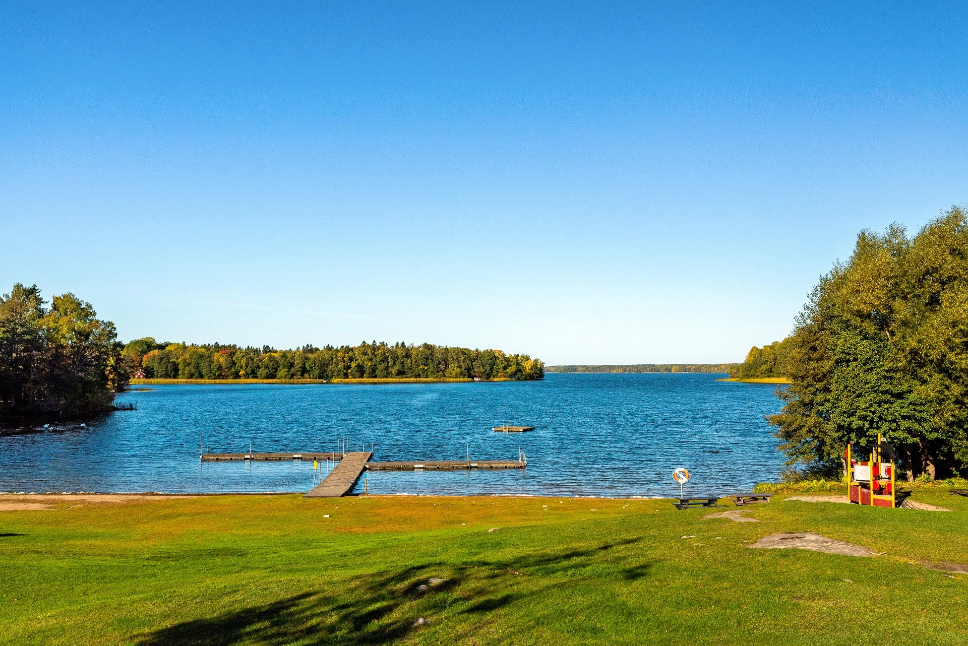 Högt beläget med fri utsikt över åkrar och skog, där stillheten möter modern bekvämlighet!