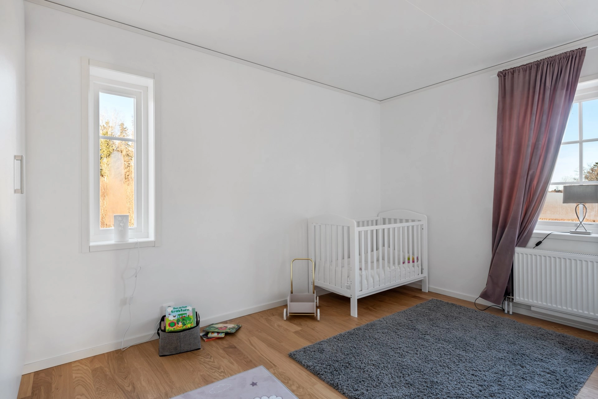 Högt beläget med fri utsikt över åkrar och skog, där stillheten möter modern bekvämlighet!