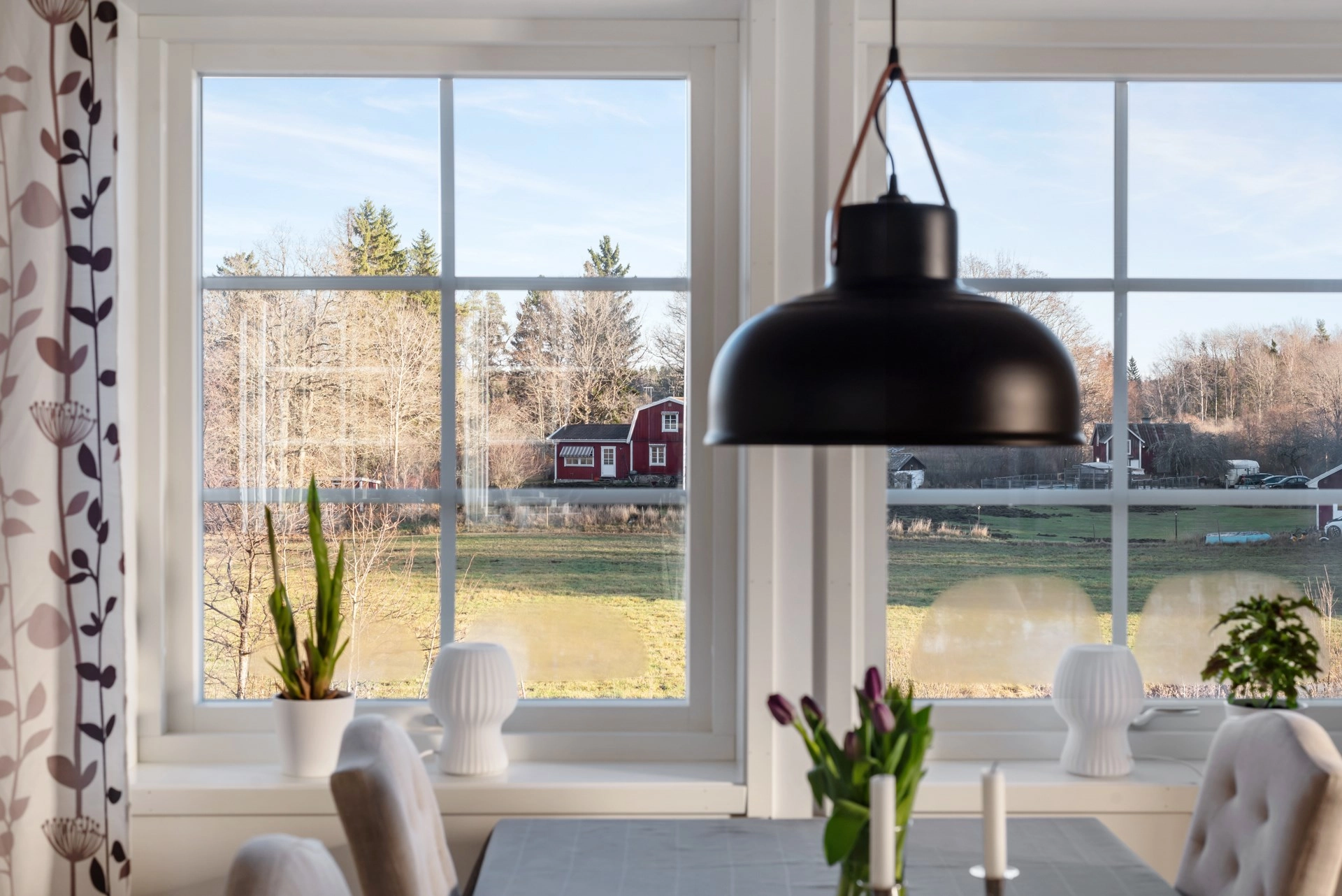 Högt beläget med fri utsikt över åkrar och skog, där stillheten möter modern bekvämlighet!