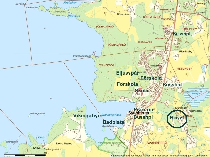 Högt beläget med fri utsikt över åkrar och skog, där stillheten möter modern bekvämlighet!