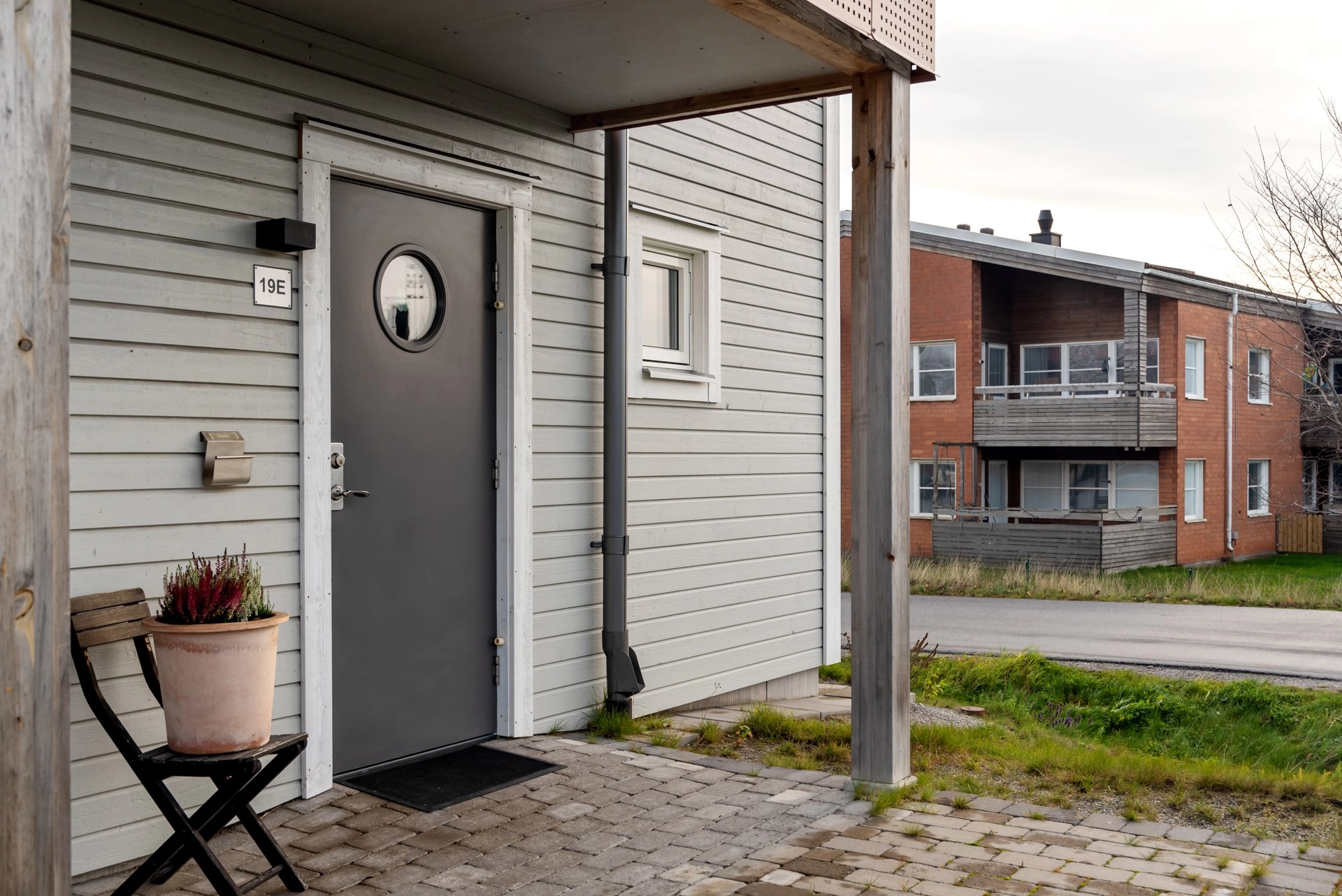 Kvadratsmart tvåa med enorm uteplats och närhet till allt!