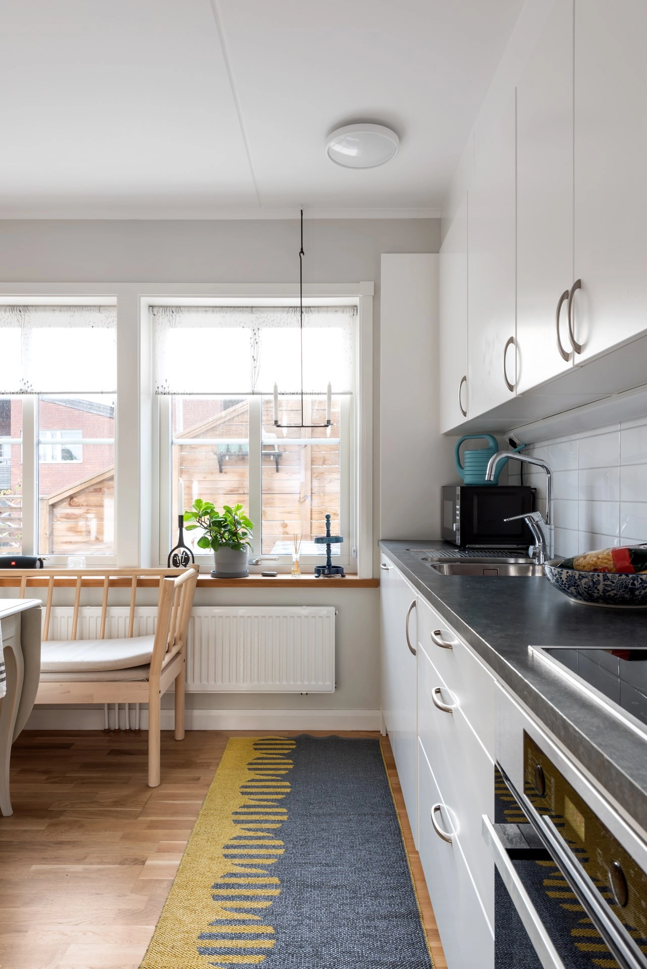 Kvadratsmart tvåa med enorm uteplats och närhet till allt!