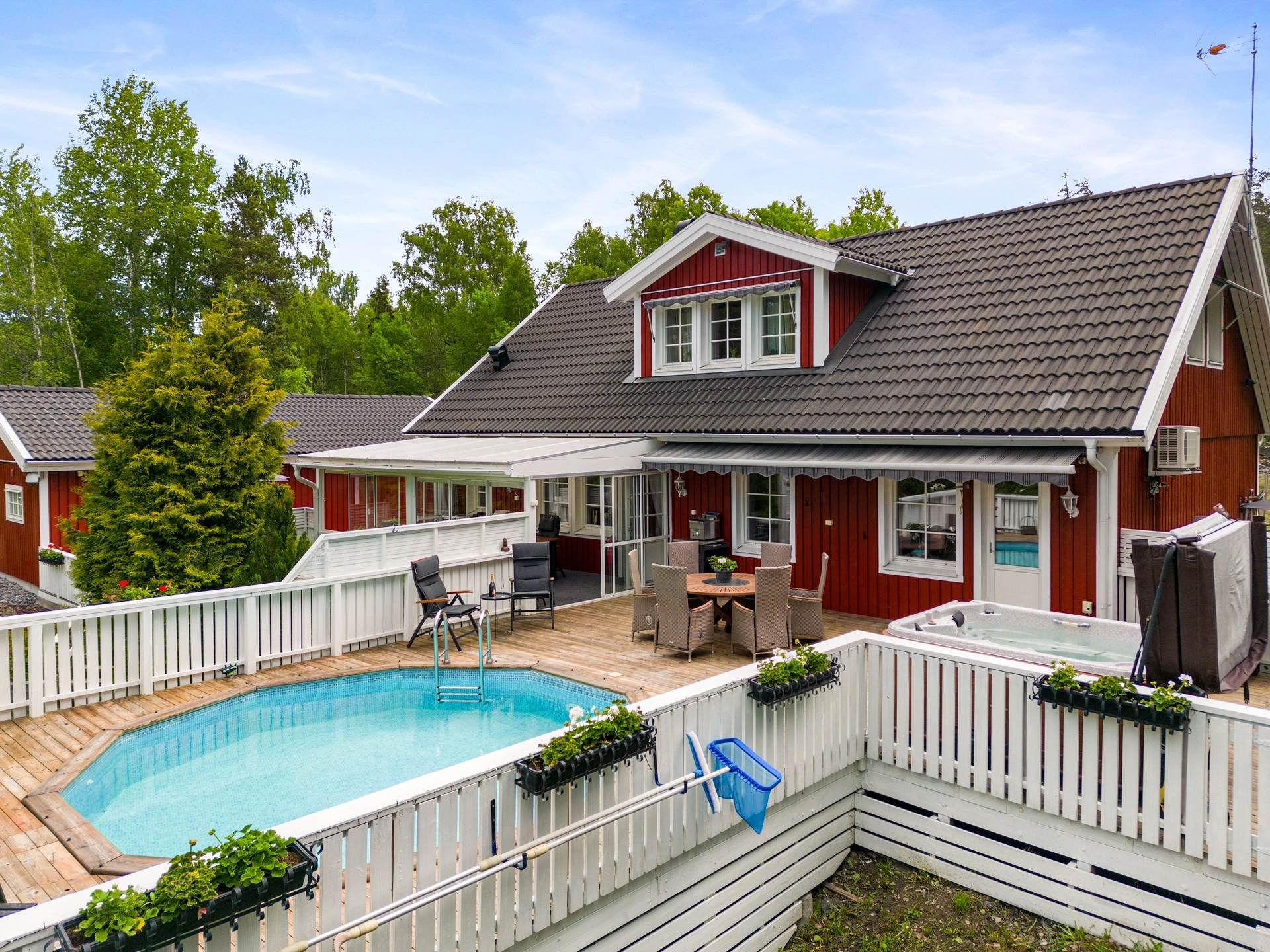 Välskött villa i bra pendlarläge med dubbelgarage, pool och uthyrningslägenhet!