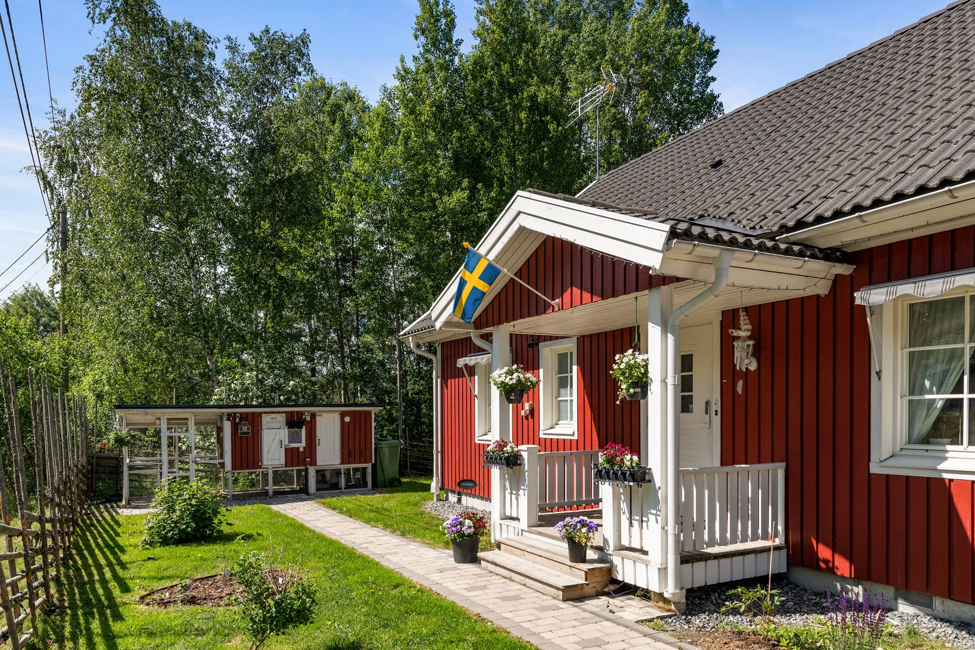 Välskött villa i bra pendlarläge med dubbelgarage, pool och uthyrningslägenhet!