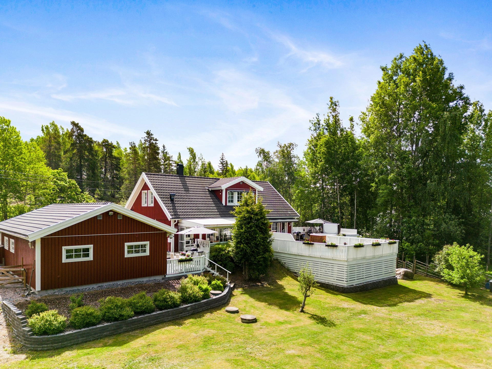 Välskött villa i bra pendlarläge med dubbelgarage, pool och uthyrningslägenhet!