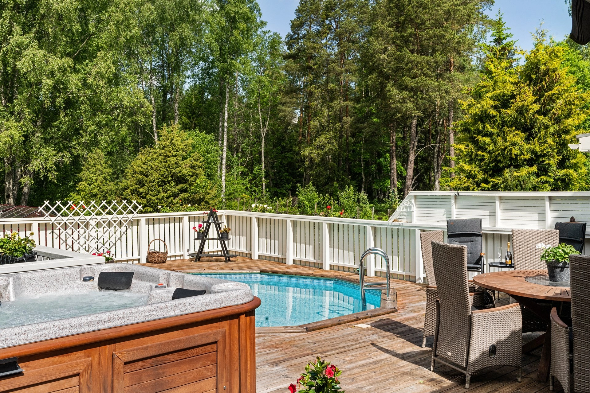 Välskött villa i bra pendlarläge med dubbelgarage, pool och uthyrningslägenhet!