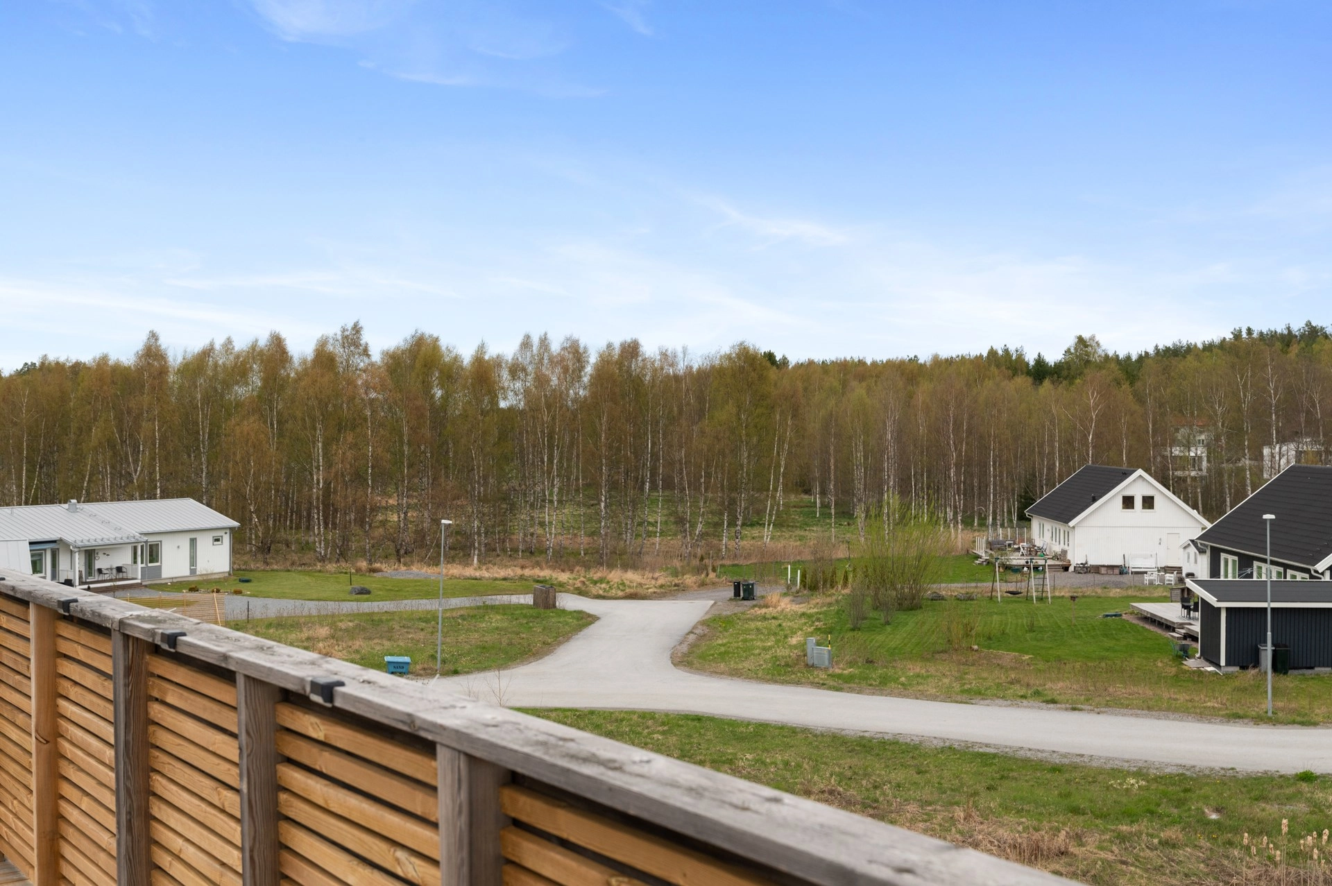 Stilrent och familjevänligt i ett plan – uterum, trädäck och genomtänkt planlösning