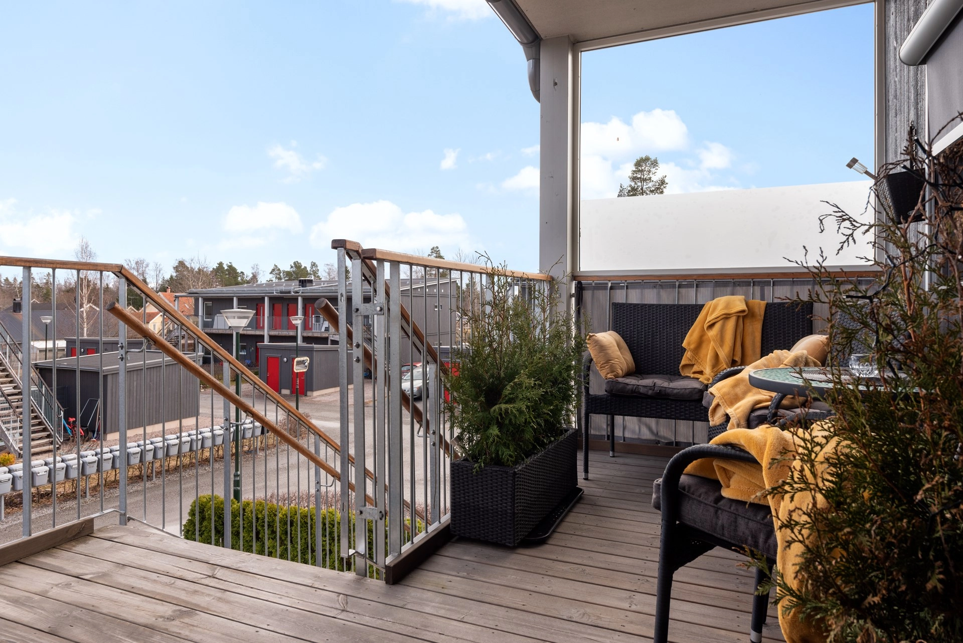 Väldisponerad och ombonad tvåa med två balkonger och en uteplats