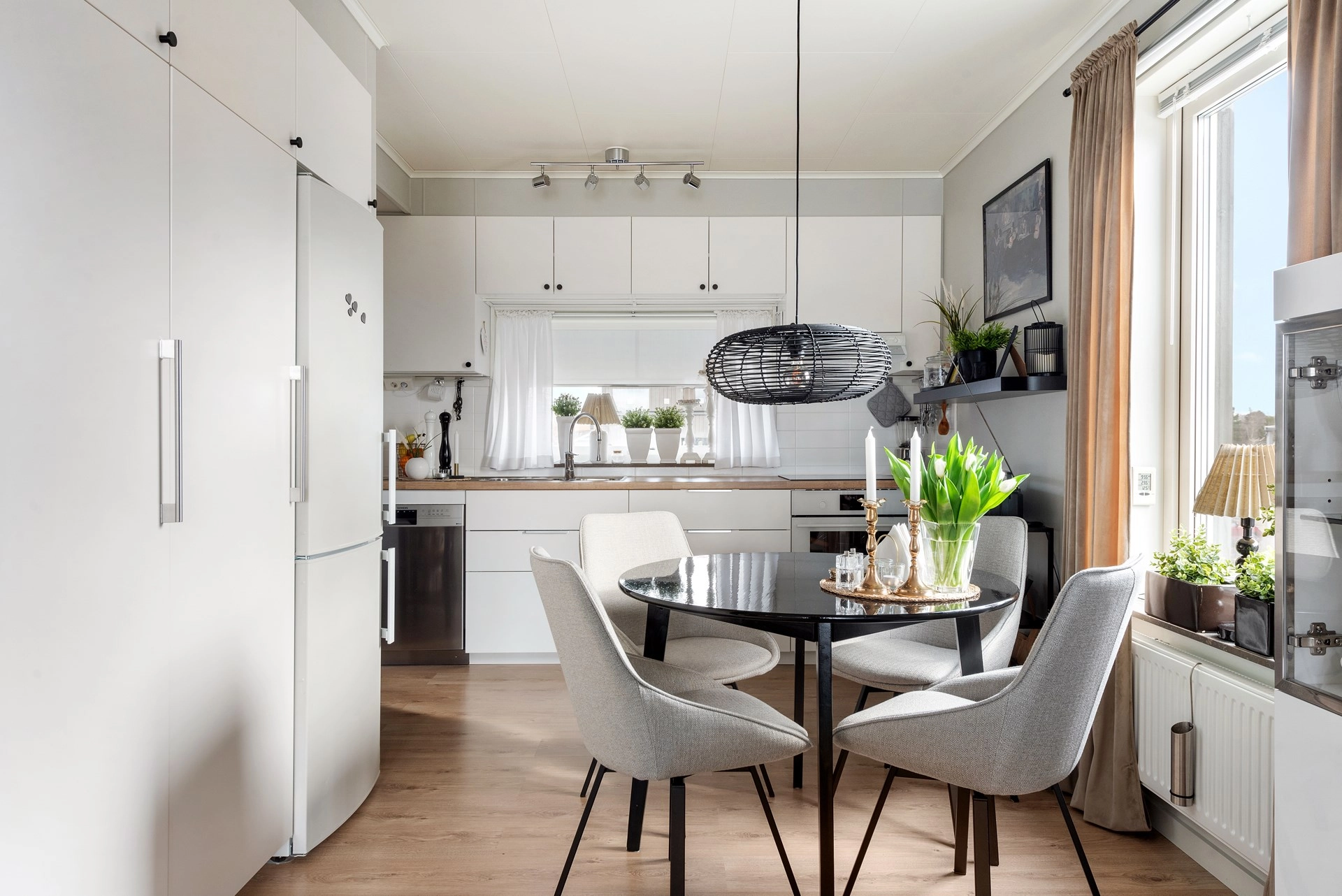 Väldisponerad och ombonad tvåa med två balkonger och en uteplats
