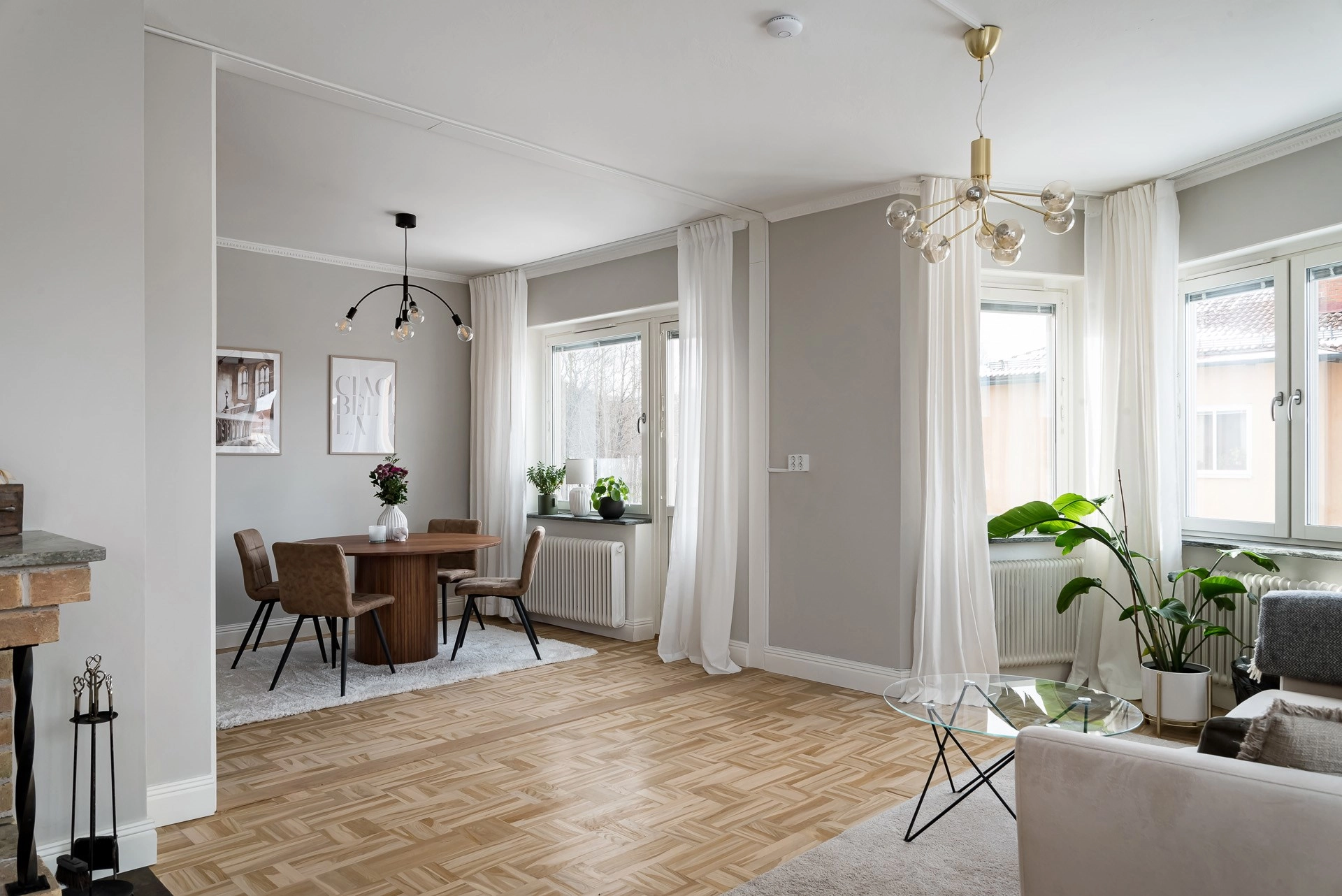 Modern 3,5:a med öppen planlösning, högt i tak, öppen spis och mycket karaktär