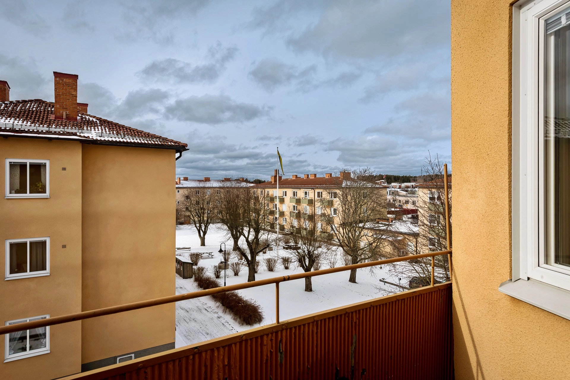 Modern 3,5:a med öppen planlösning, högt i tak, öppen spis och mycket karaktär