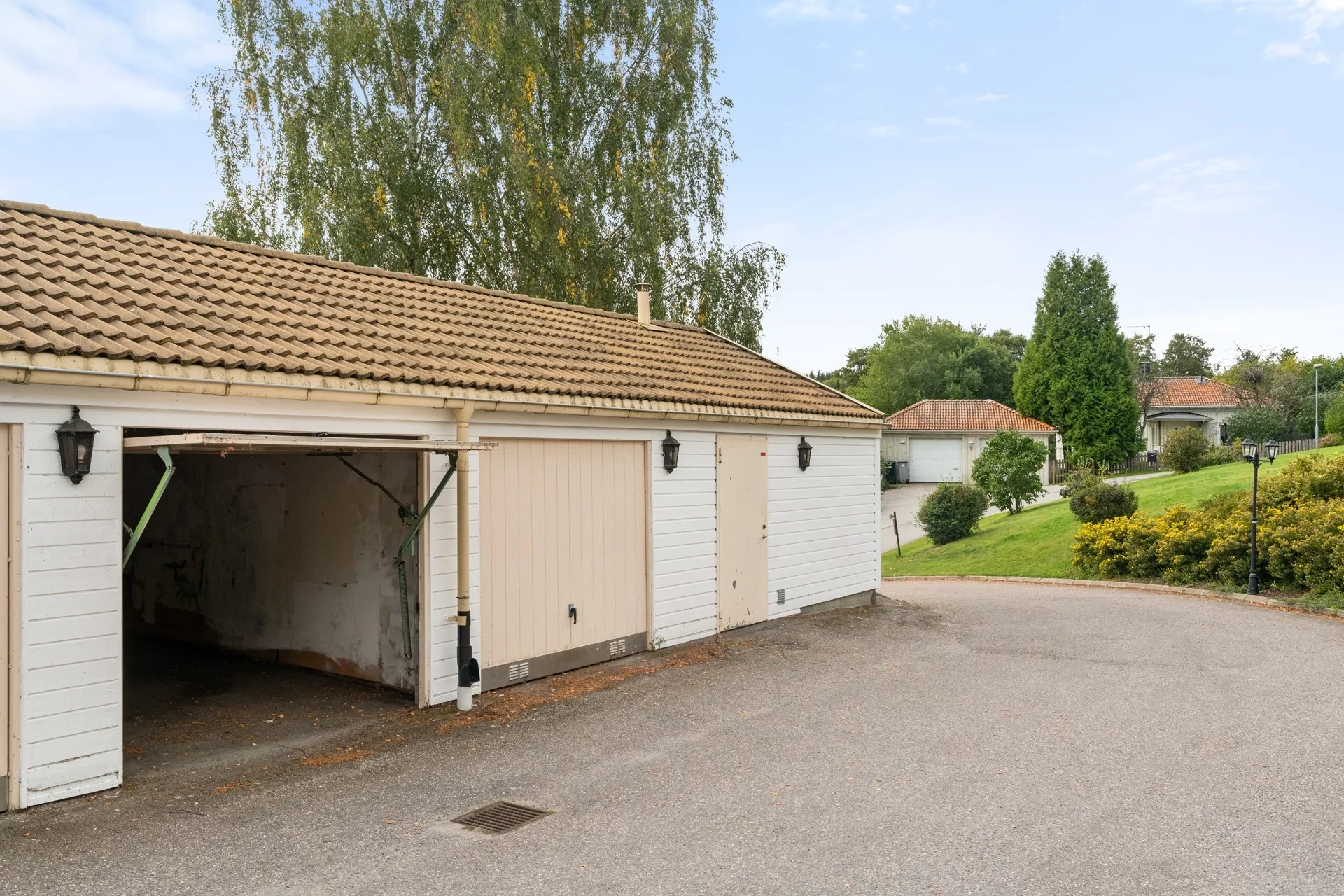 BR-parhus med två uteplatser och tillhörande garage!