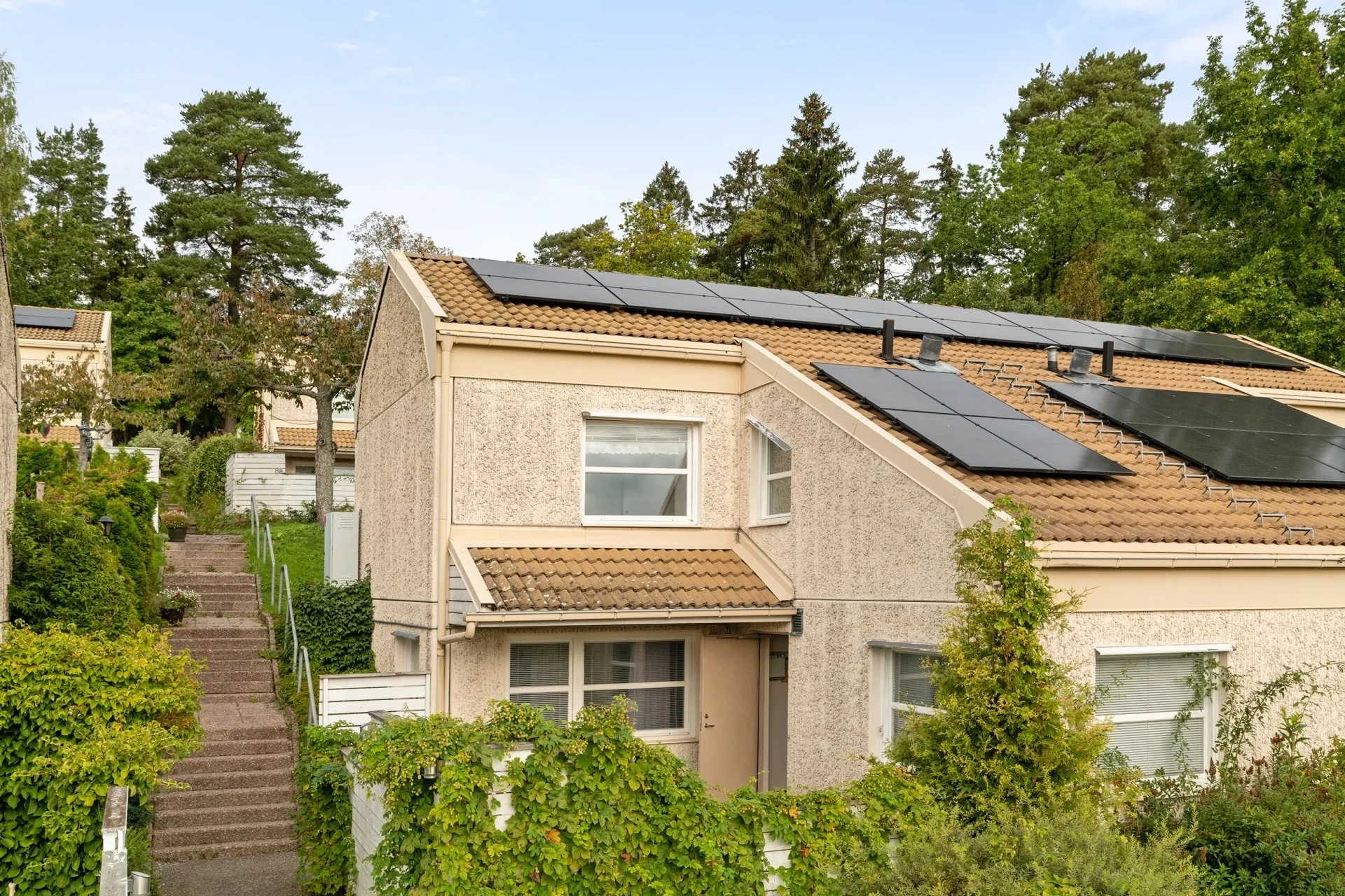BR-parhus med två uteplatser och tillhörande garage!