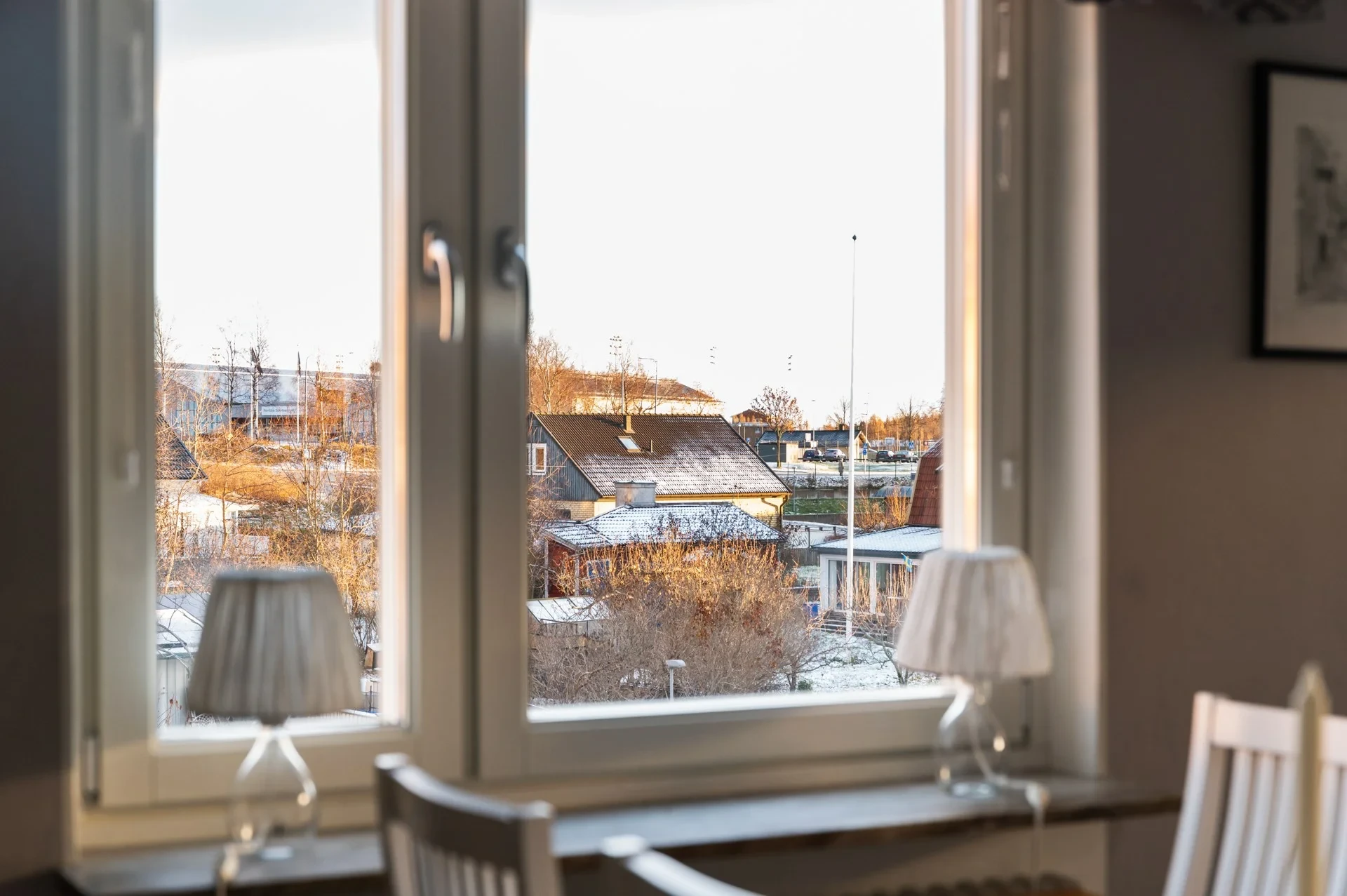 Ljus och välplanerad gaveltvåa i stabil förening med låg avgift!
