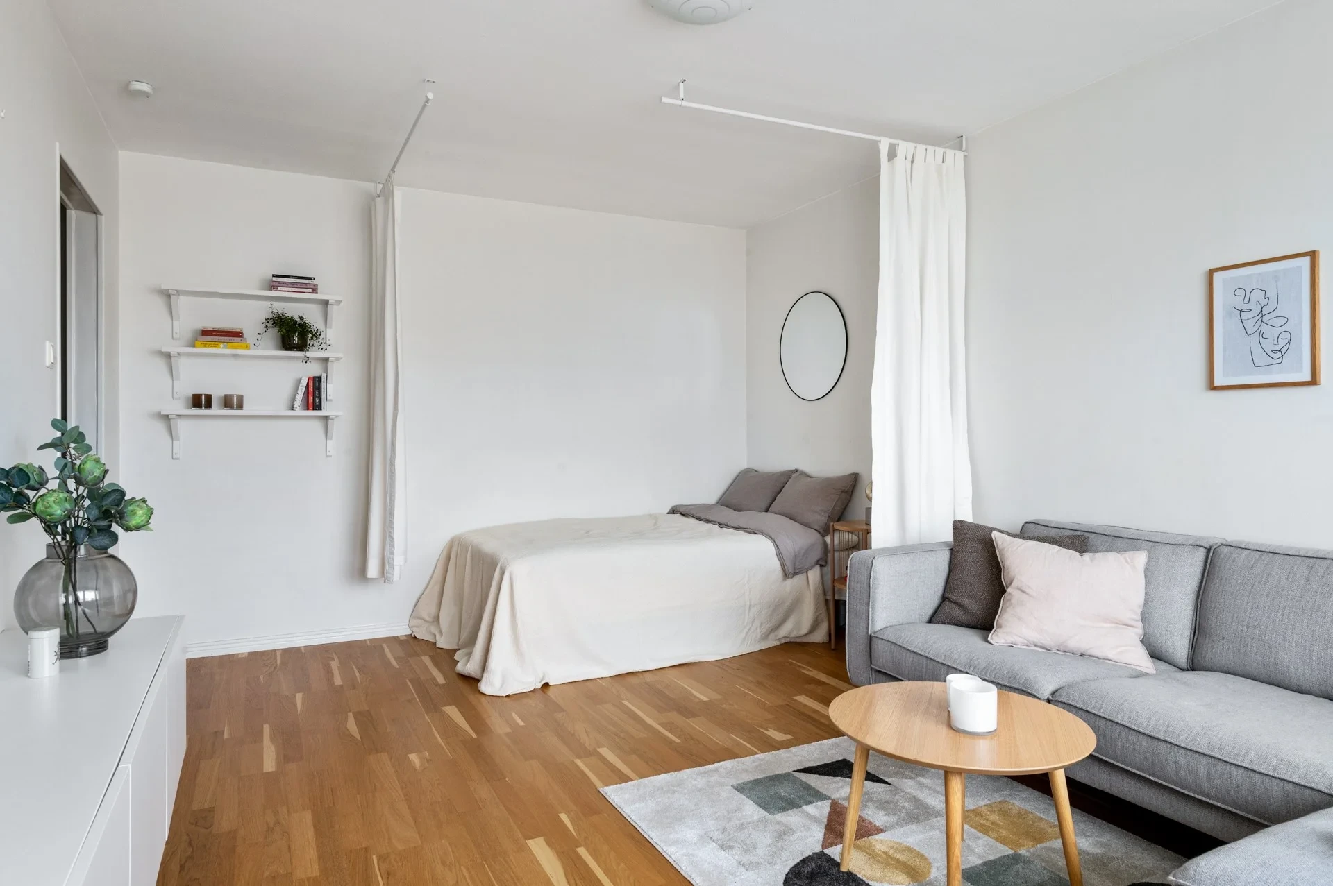 Väldisponerad etta med toppenläge nära centrum!