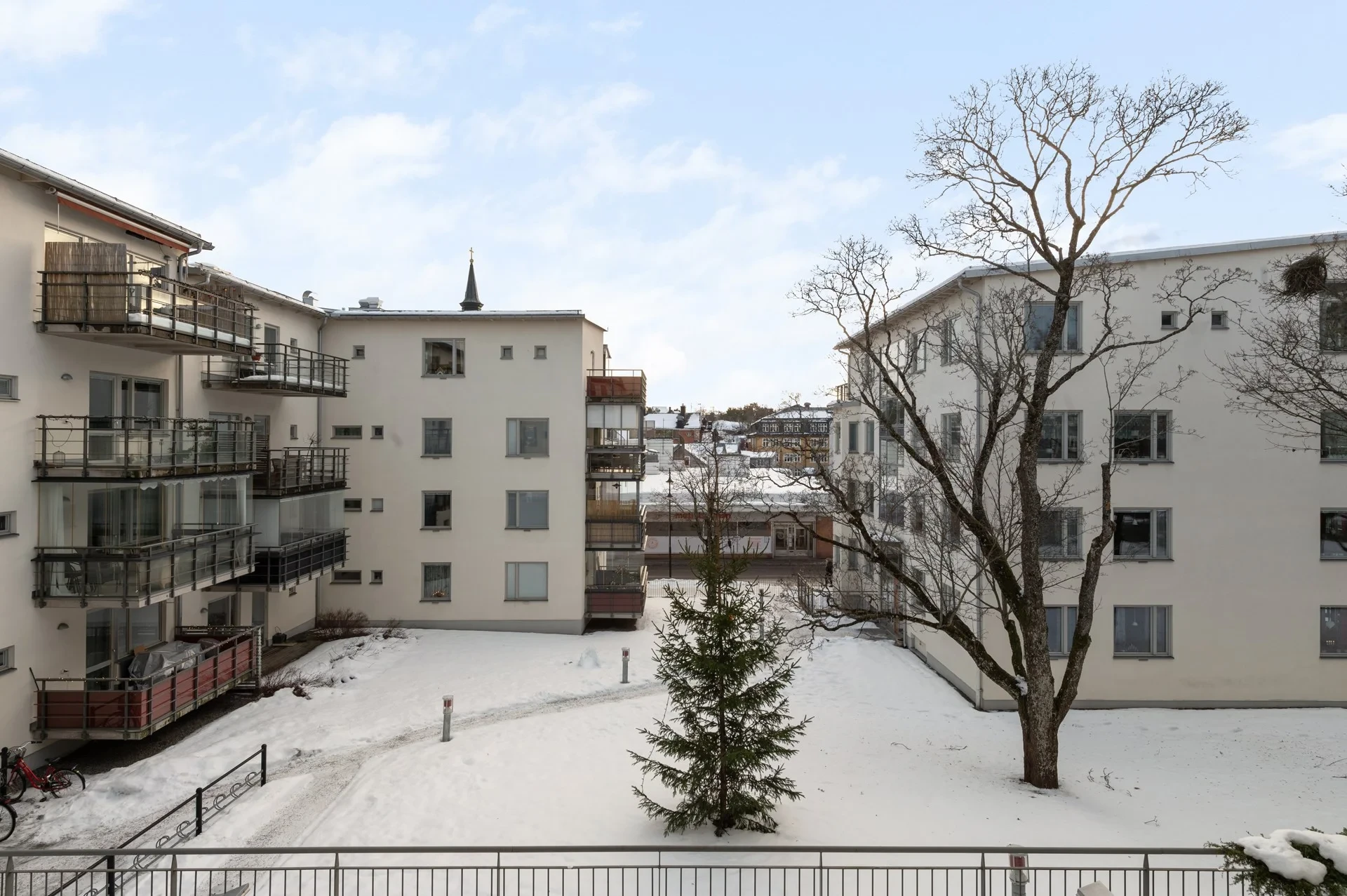 Central och välplanerad 4:a med hiss och 2 balkonger!