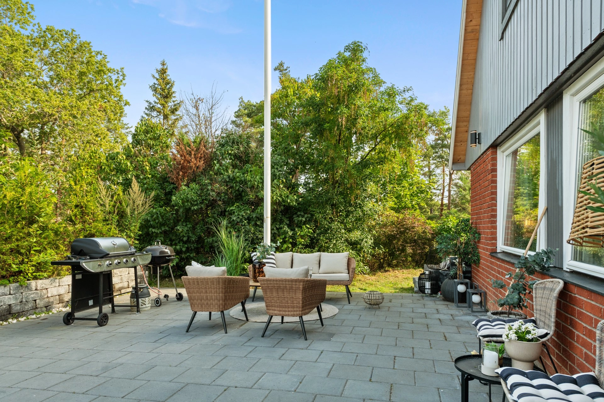 Modernt renoverad villa i Fågelsången i enskilt läge längst in på återvändsgränd med pool!
