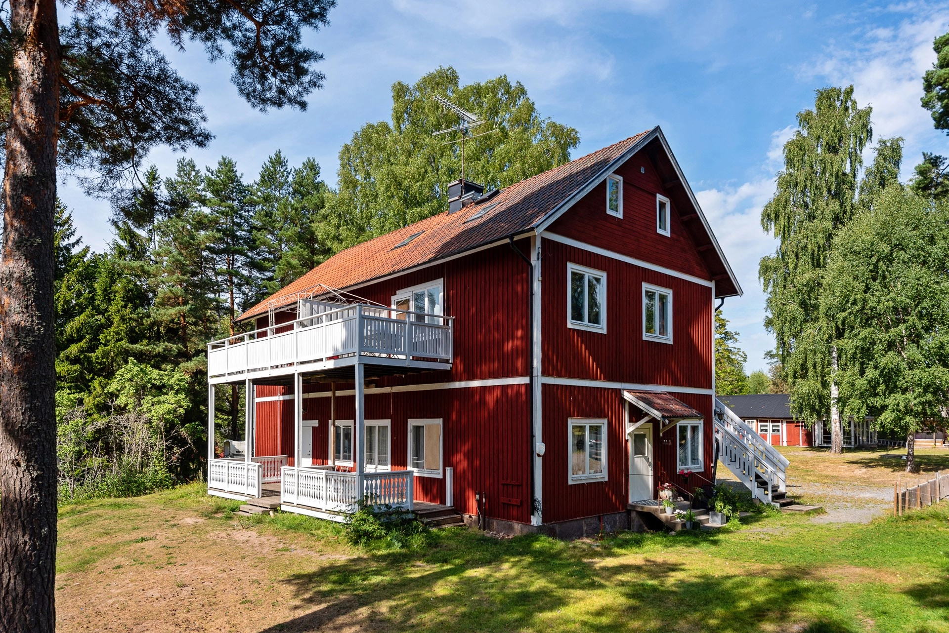 Fastighet i Östra Ledinge med 6 bostäder som ger bra intäkter!