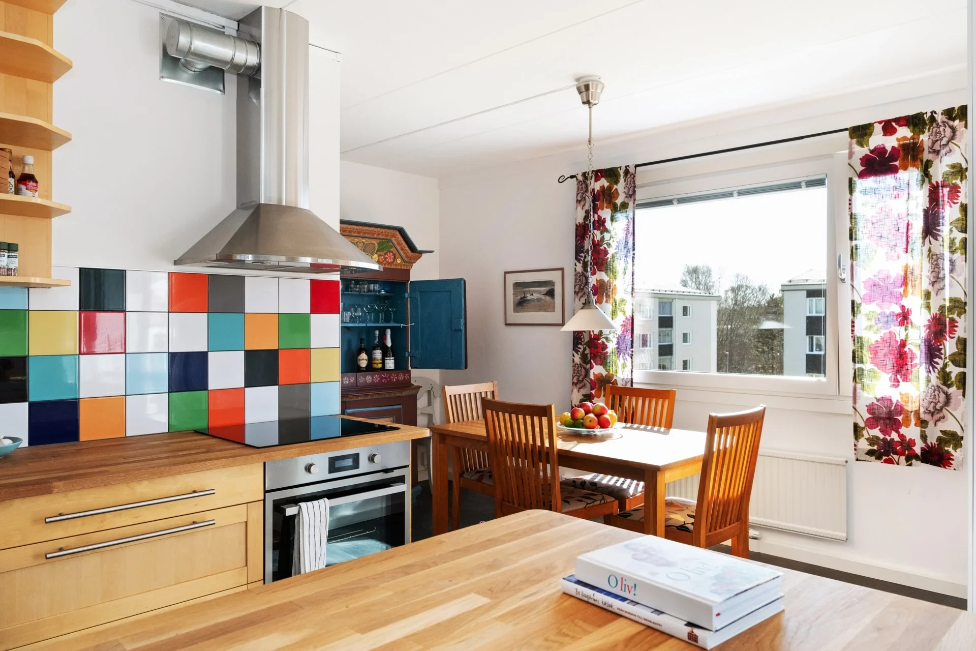 Helrenoverad trea med inglasad balkong i söderläge!
