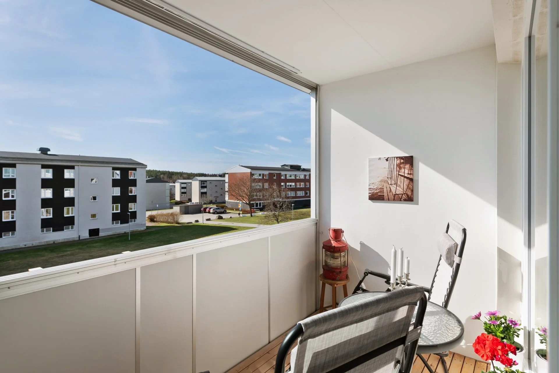 Helrenoverad trea med inglasad balkong i söderläge!