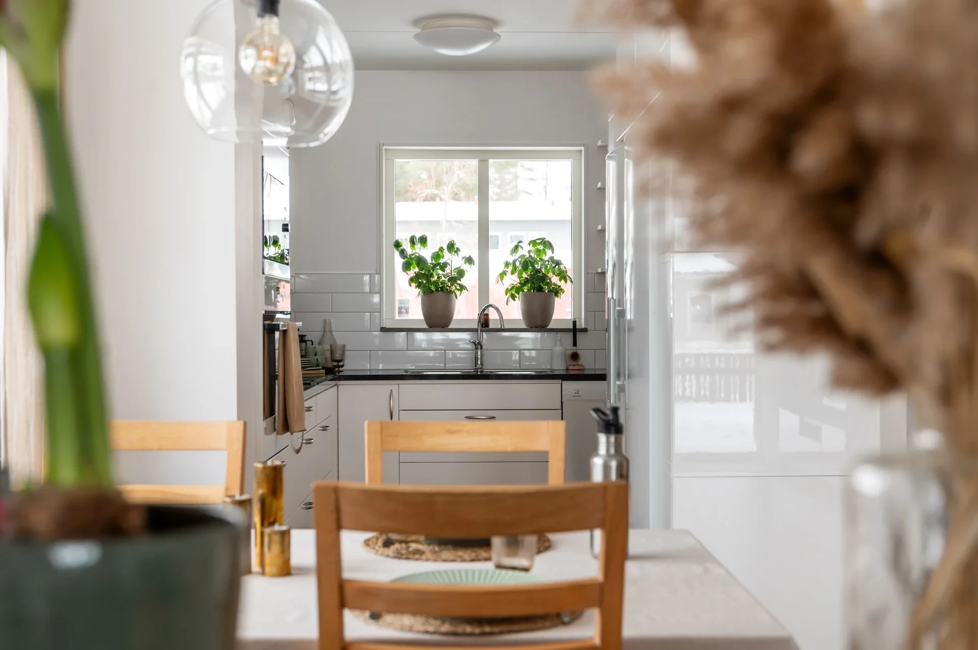 Radhuskänsla med två uteplatser, trädgård och egen ingång!