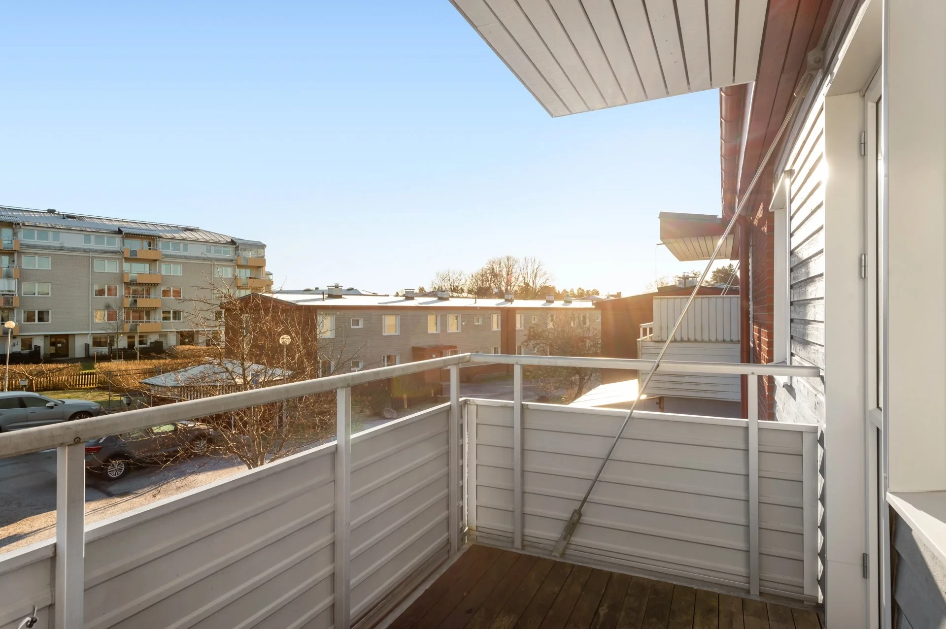 Välplanerad tvåa med stilfullt duschrum och stor balkong