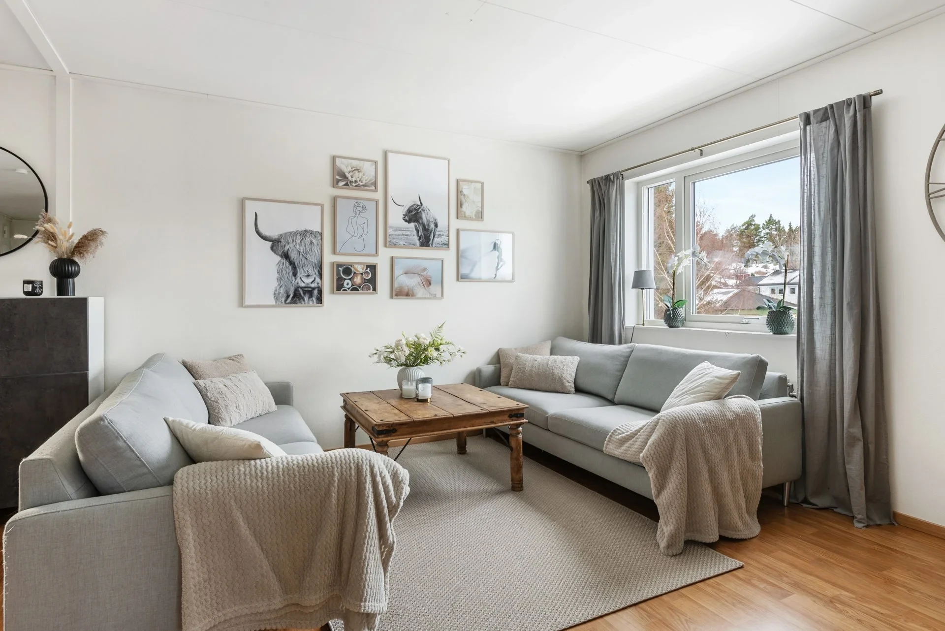 Gaveltvåa med öppen planlösning högst upp i hisshus med gångavstånd till centrum och lugnt område!