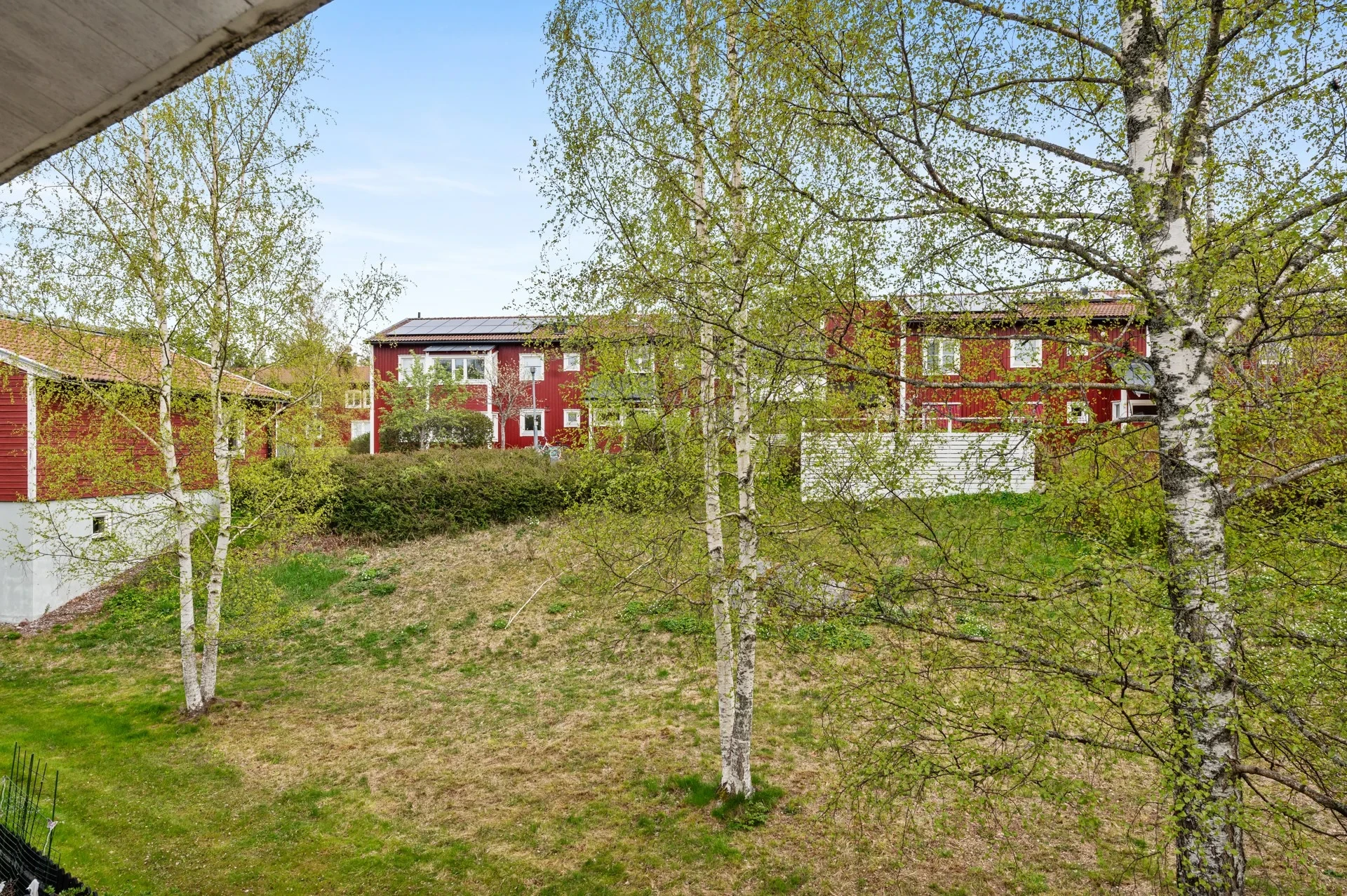 Rymlig etta i område med radhuskaraktär