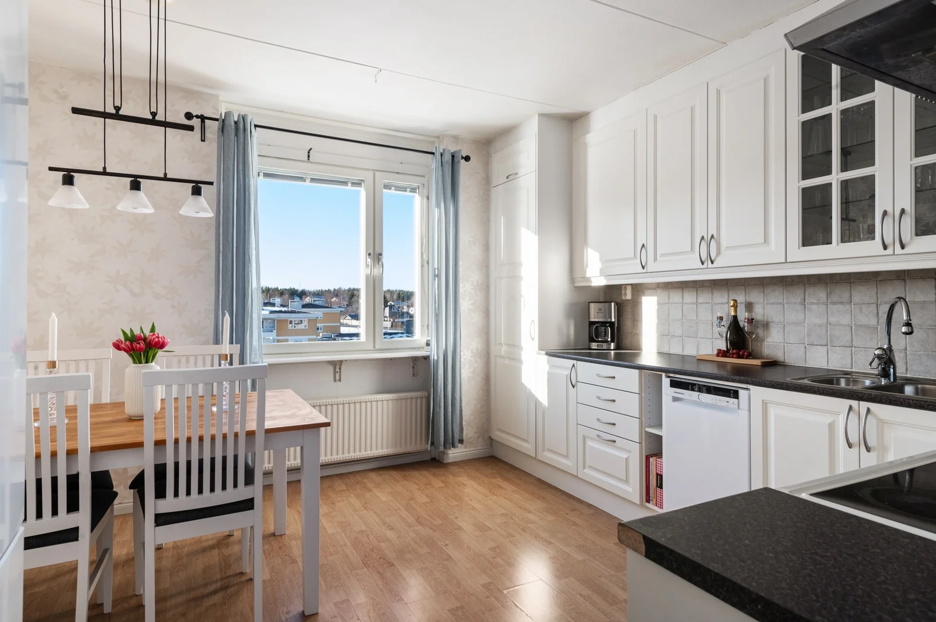 Tvåa i populär förening med bästa solläget på balkongen!