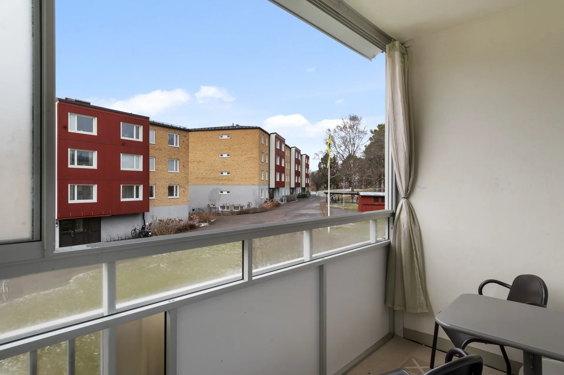 Trea i populär förening med inglasad balkong i västerläge!