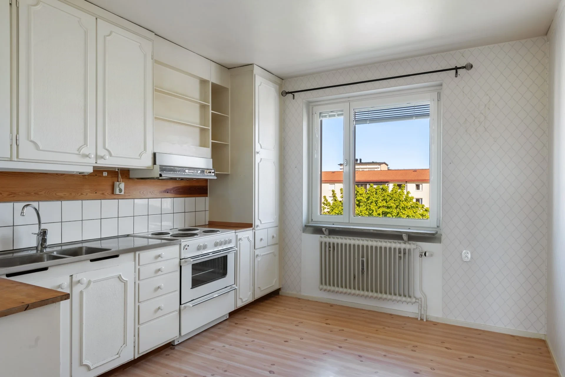 Väldisponerad tvåa med stor inglasad balkong i västerläge