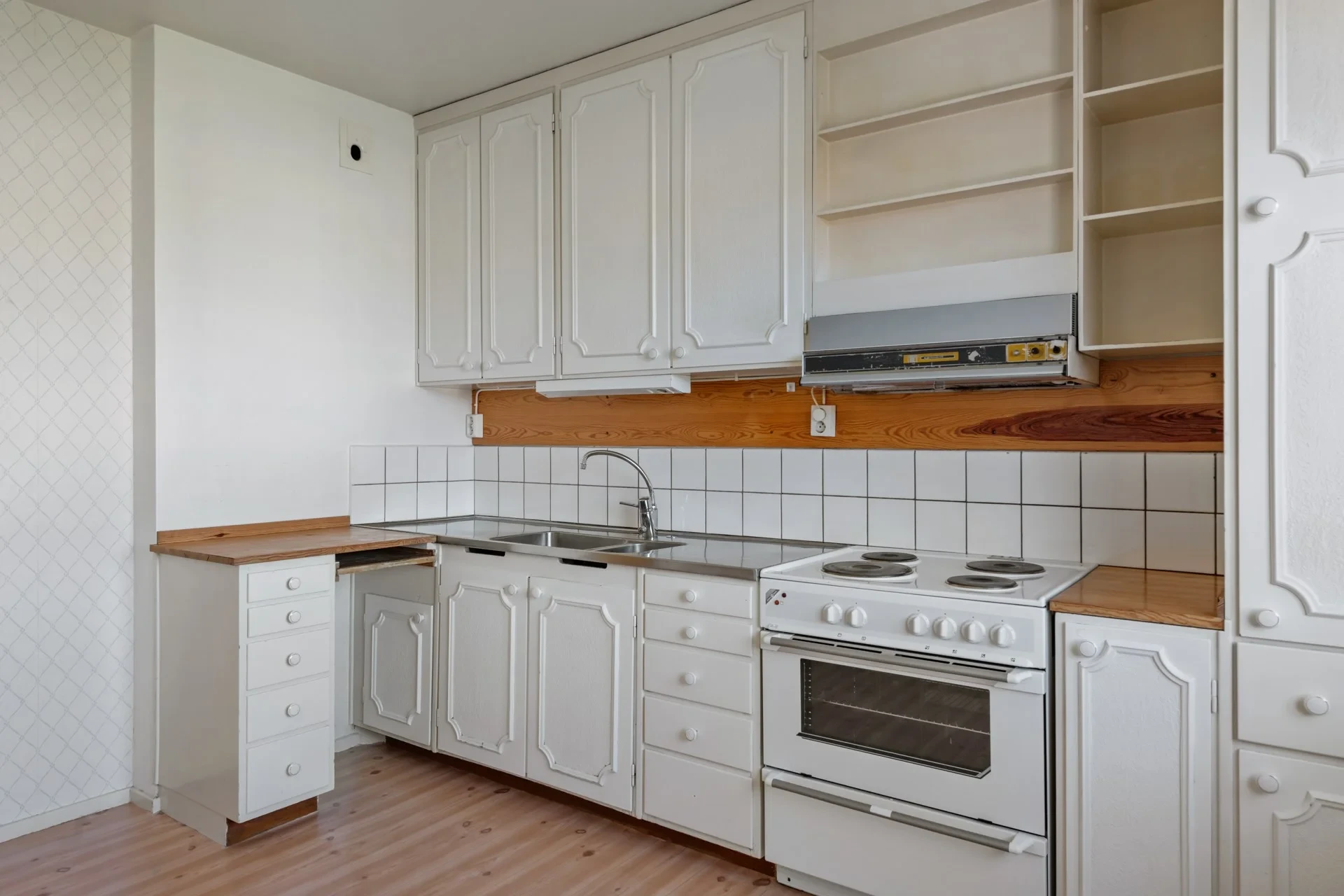 Väldisponerad tvåa med stor inglasad balkong i västerläge