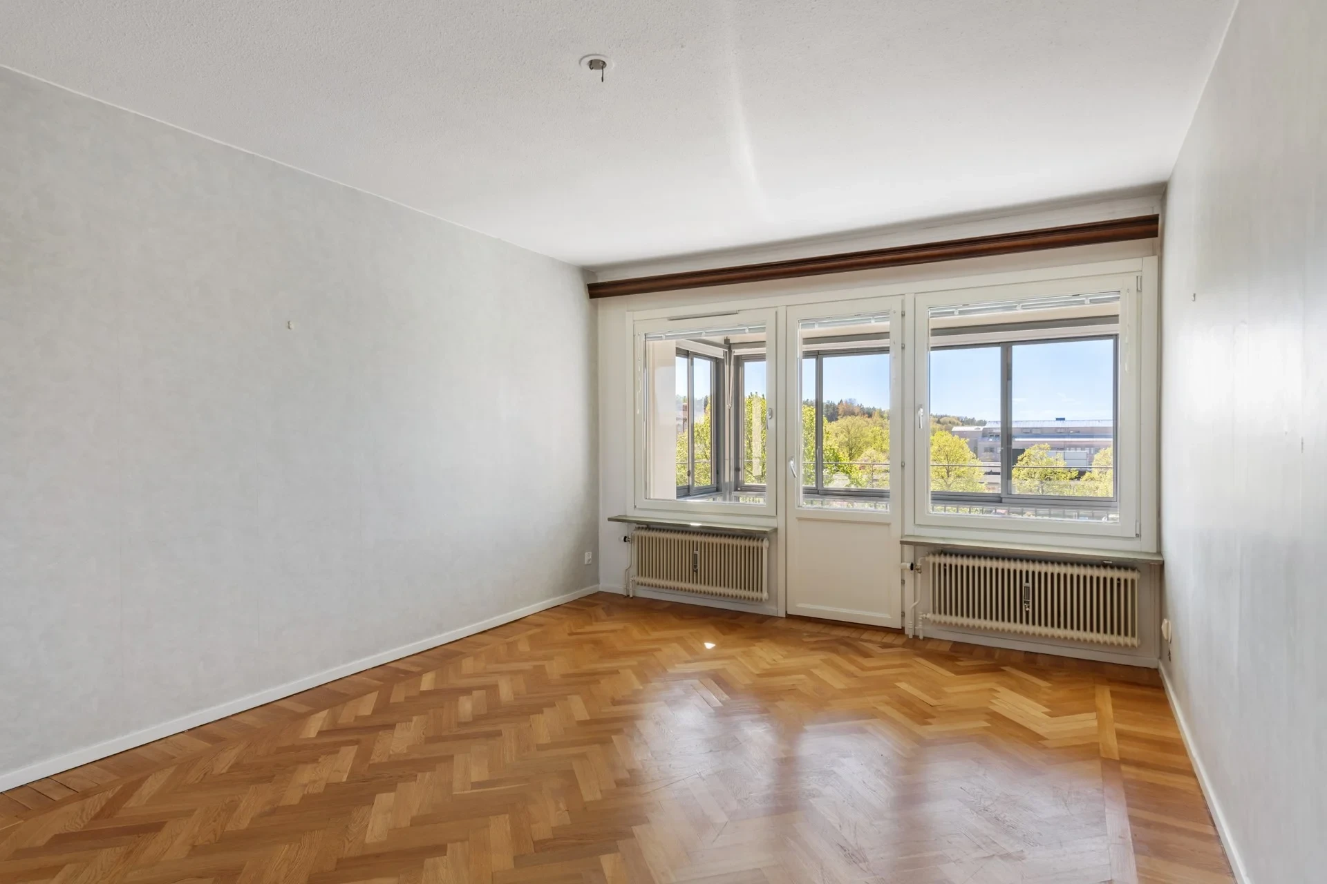Väldisponerad tvåa med stor inglasad balkong i västerläge