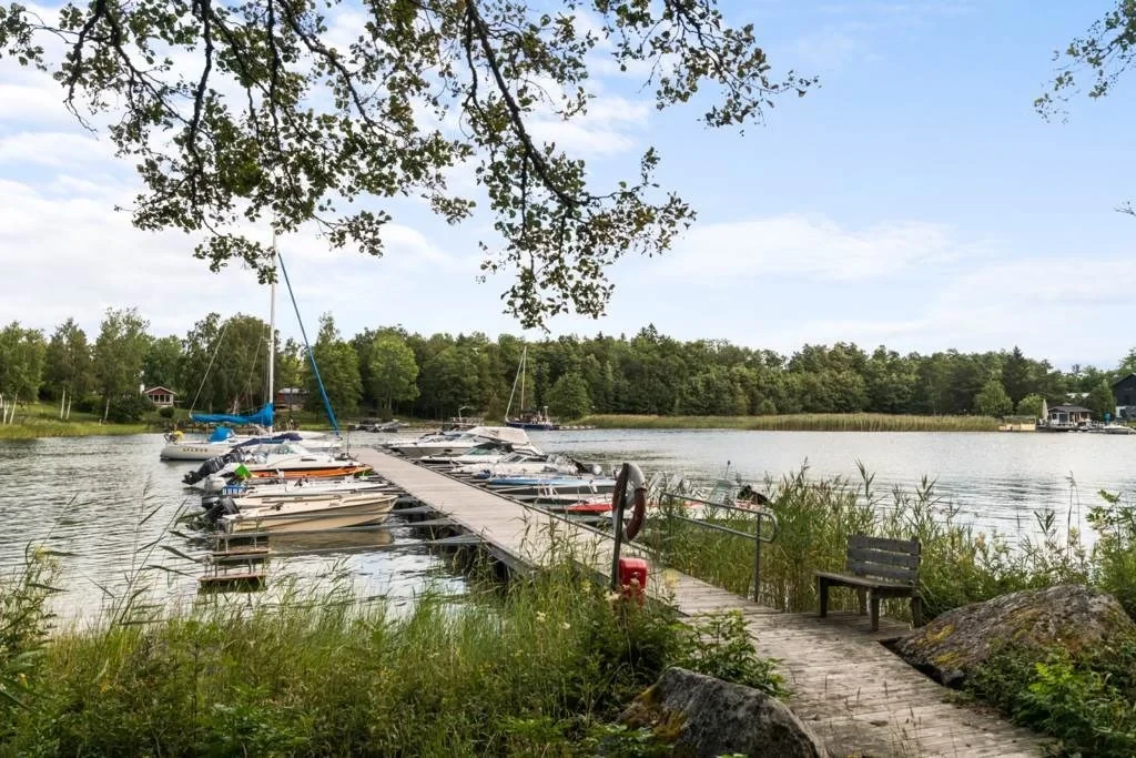 Välskött vinterbonat fritidshus i populärt område med båtplats & fiber!