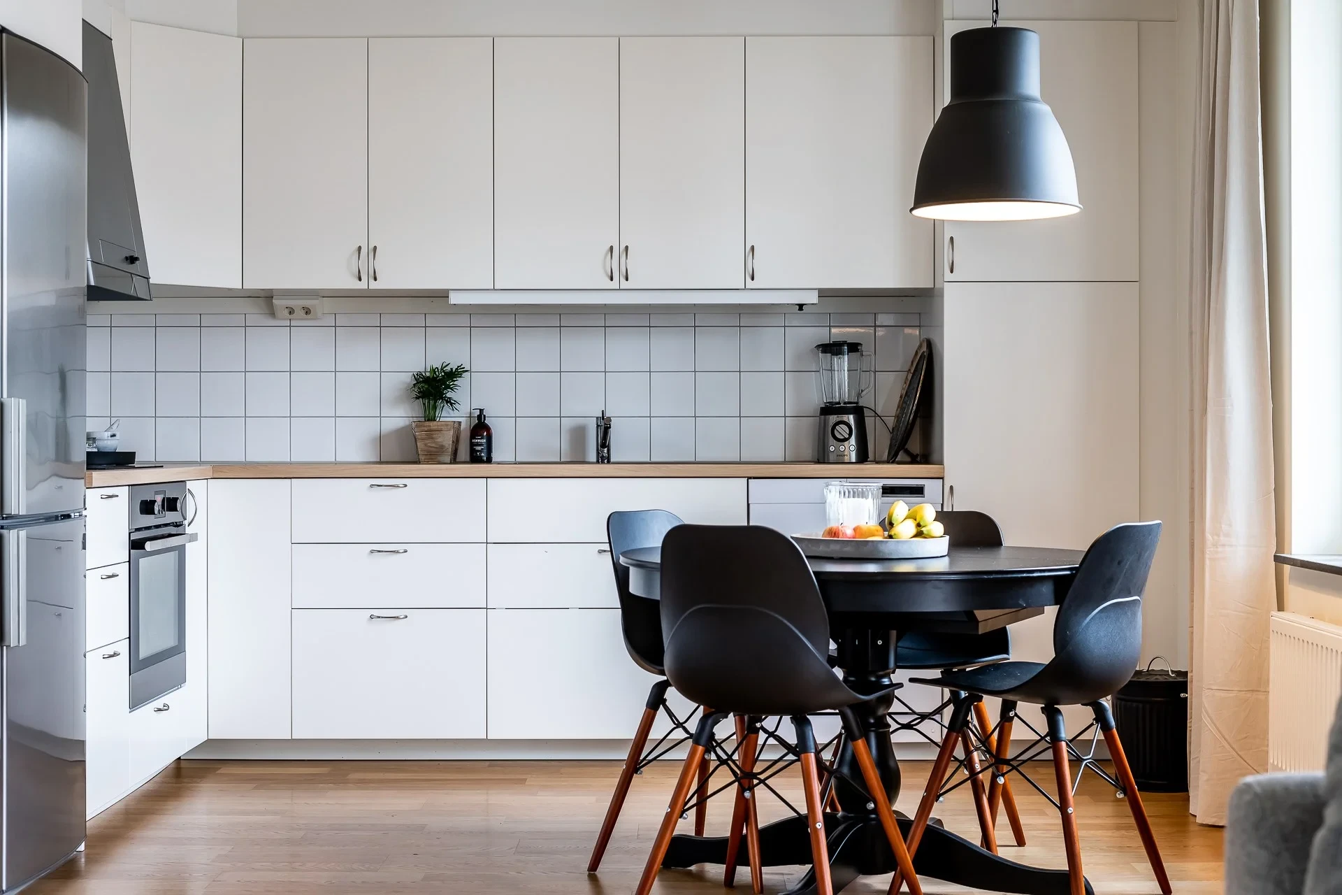 Trivsam fyra med radhuskänsla och trevliga sociala ytor